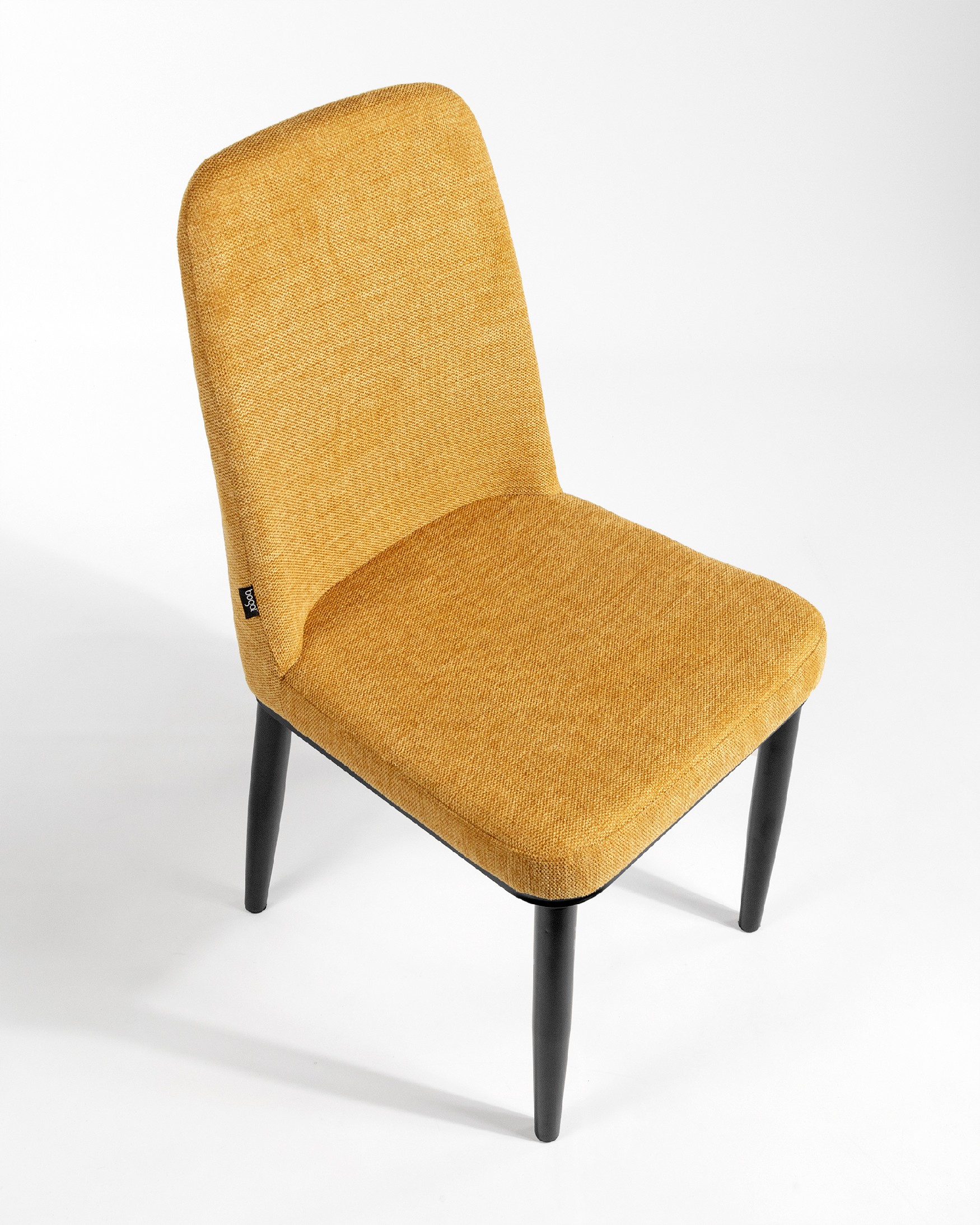 Silla Oslo con tapizado mostaza y patas negras