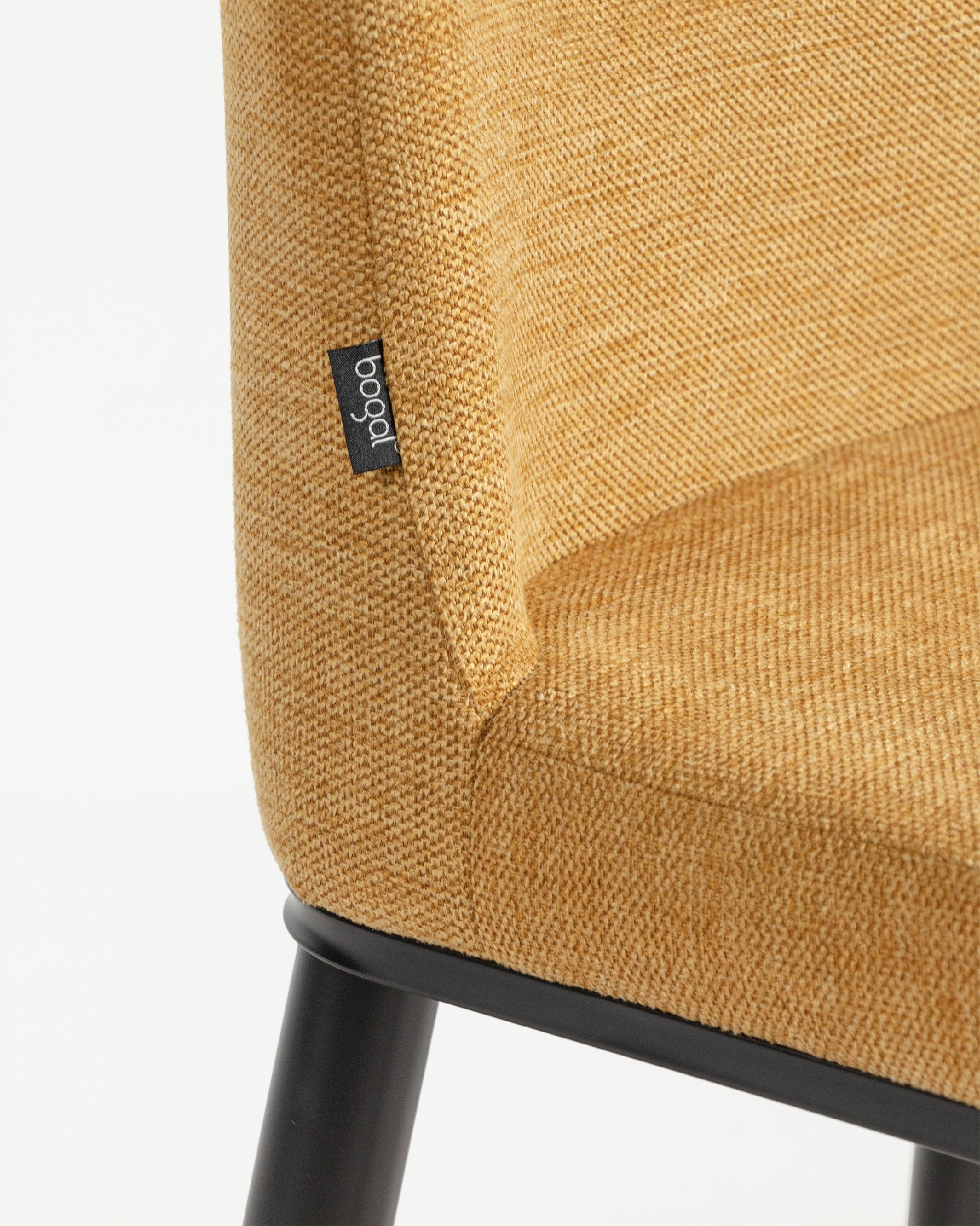Silla Oslo con tapizado mostaza y patas negras