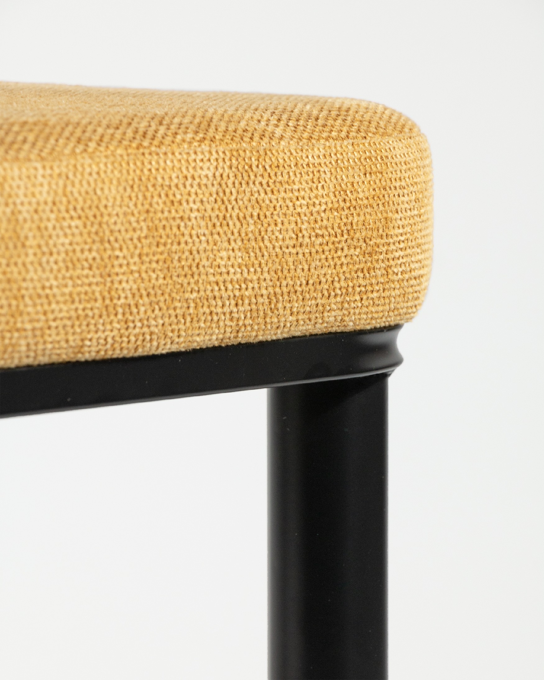 Silla Oslo con tapizado mostaza y patas negras