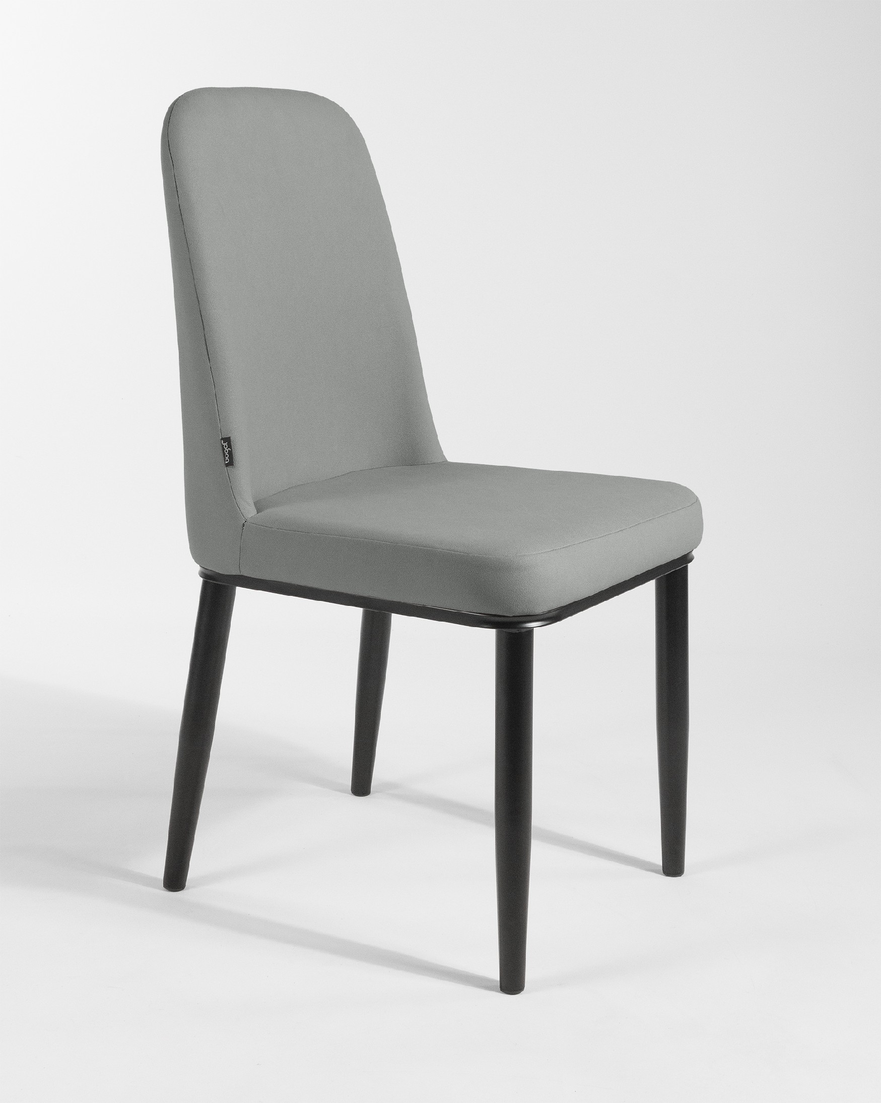 Chaise Oslo avec rembourrage plomb et pieds noirs