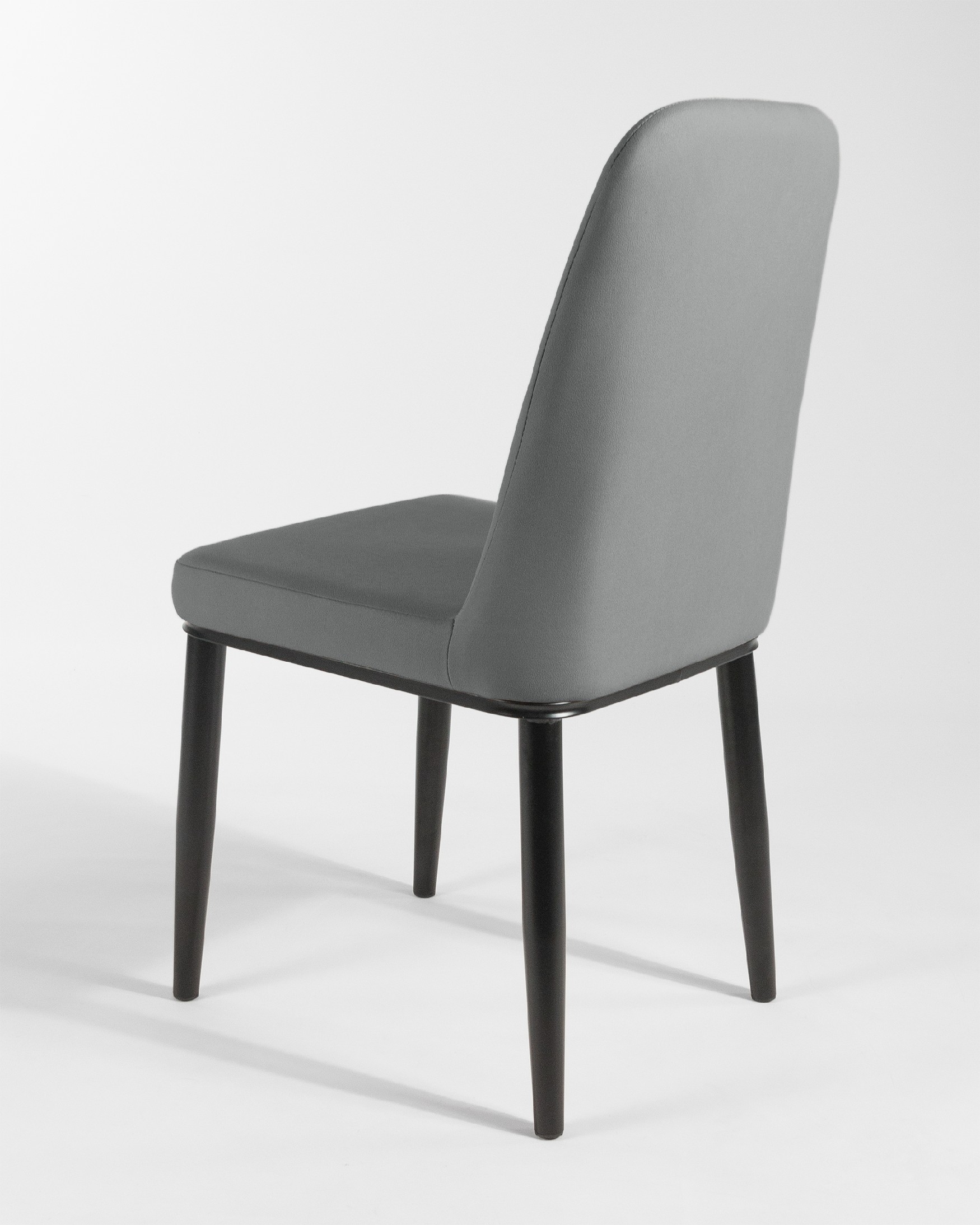 Chaise Oslo avec rembourrage plomb et pieds noirs