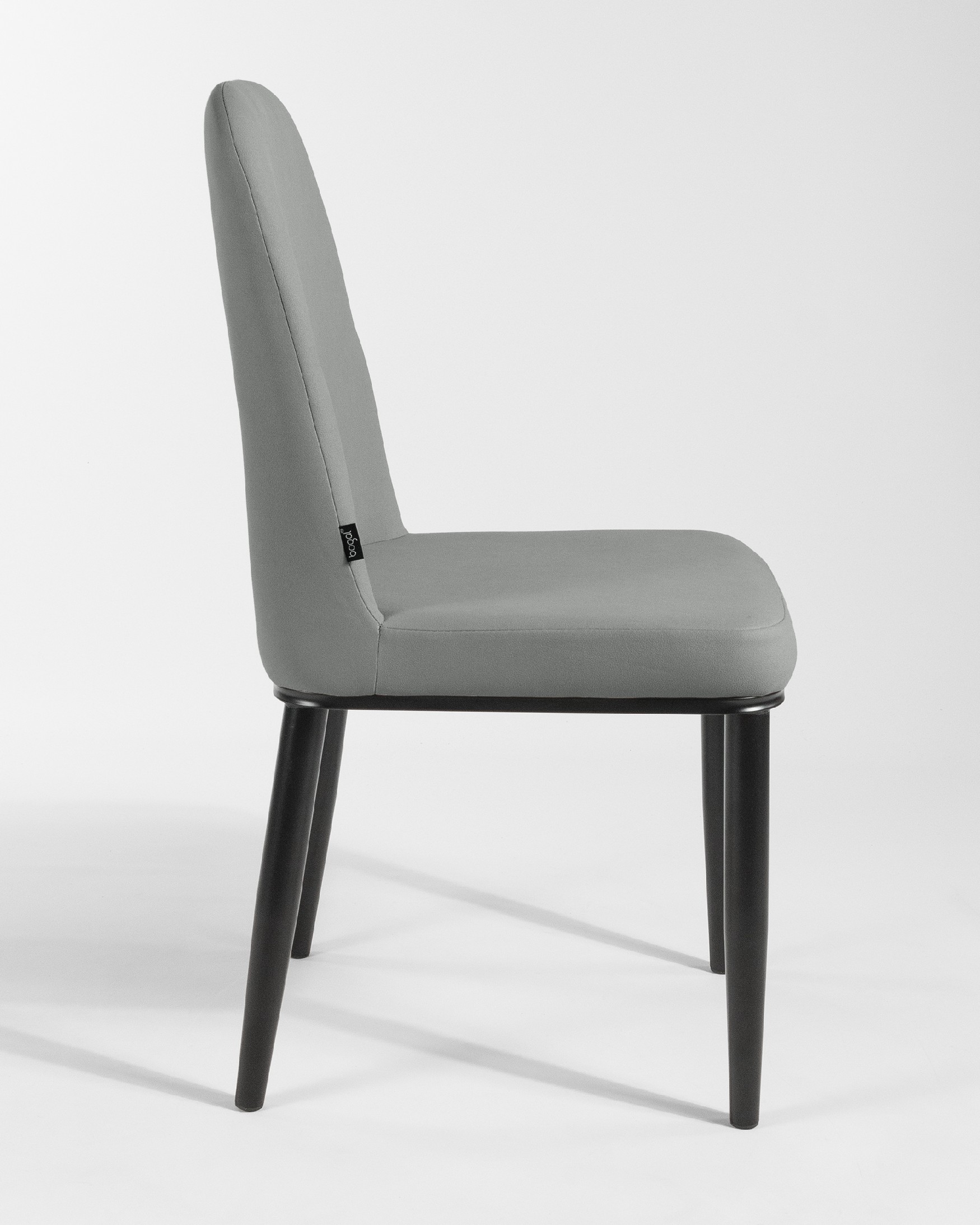 Chaise Oslo avec rembourrage plomb et pieds noirs