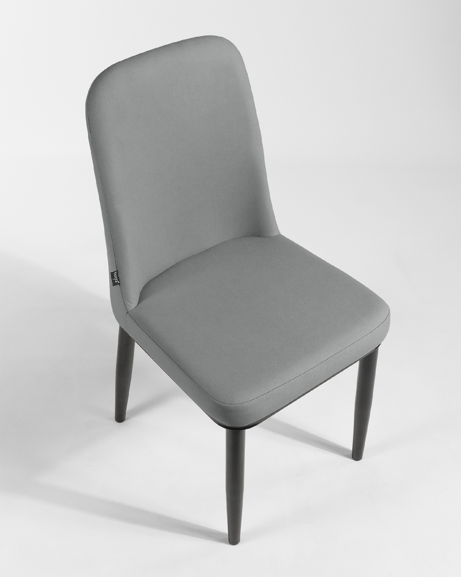 Chaise Oslo avec rembourrage plomb et pieds noirs