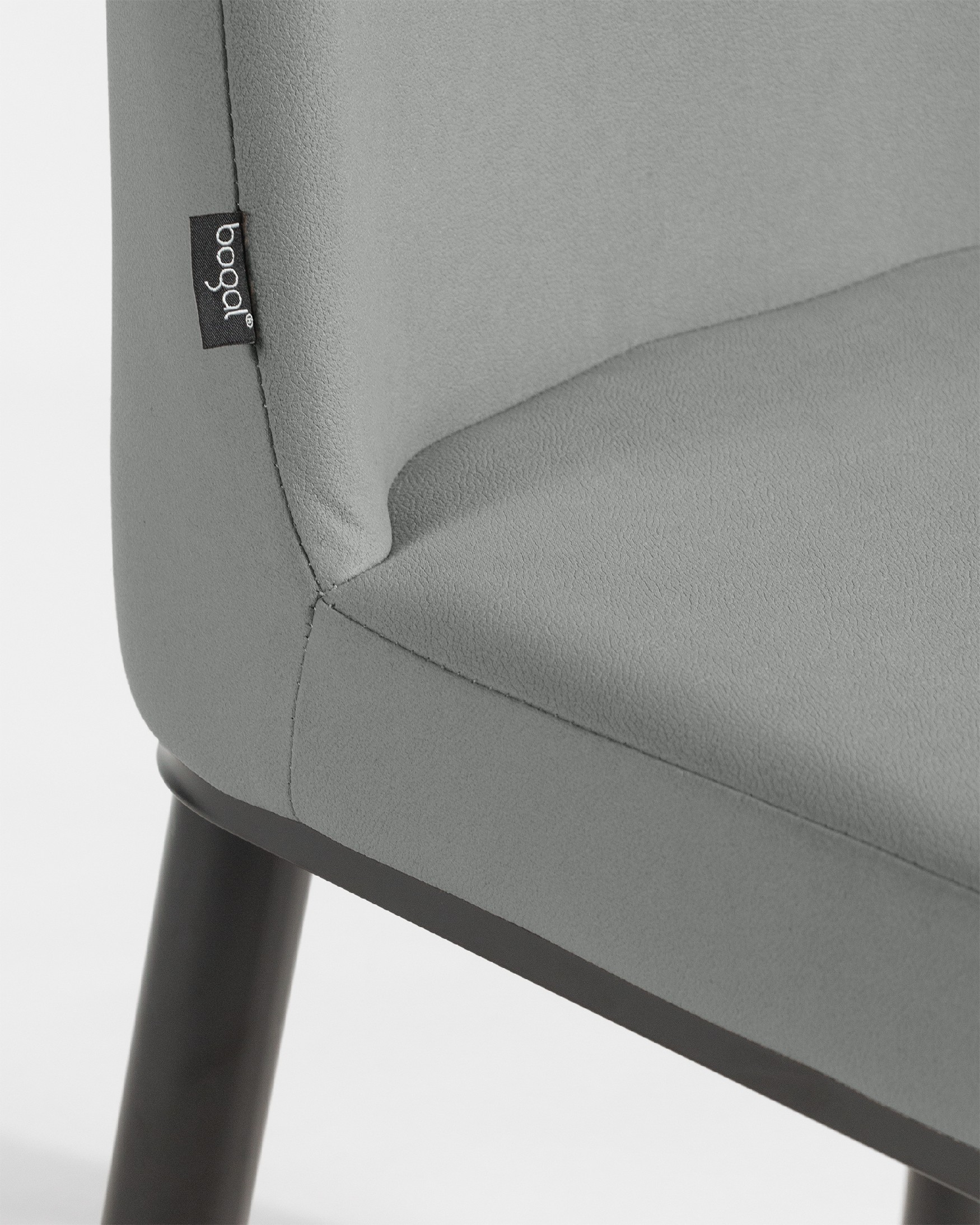 Chaise Oslo avec rembourrage plomb et pieds noirs