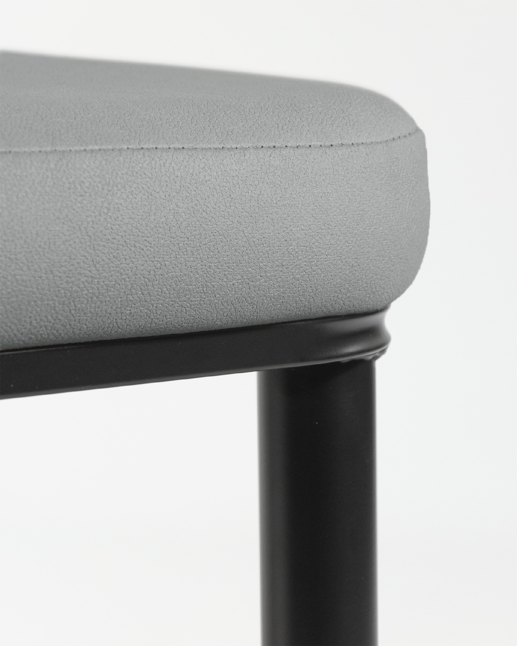 Chaise Oslo avec rembourrage plomb et pieds noirs