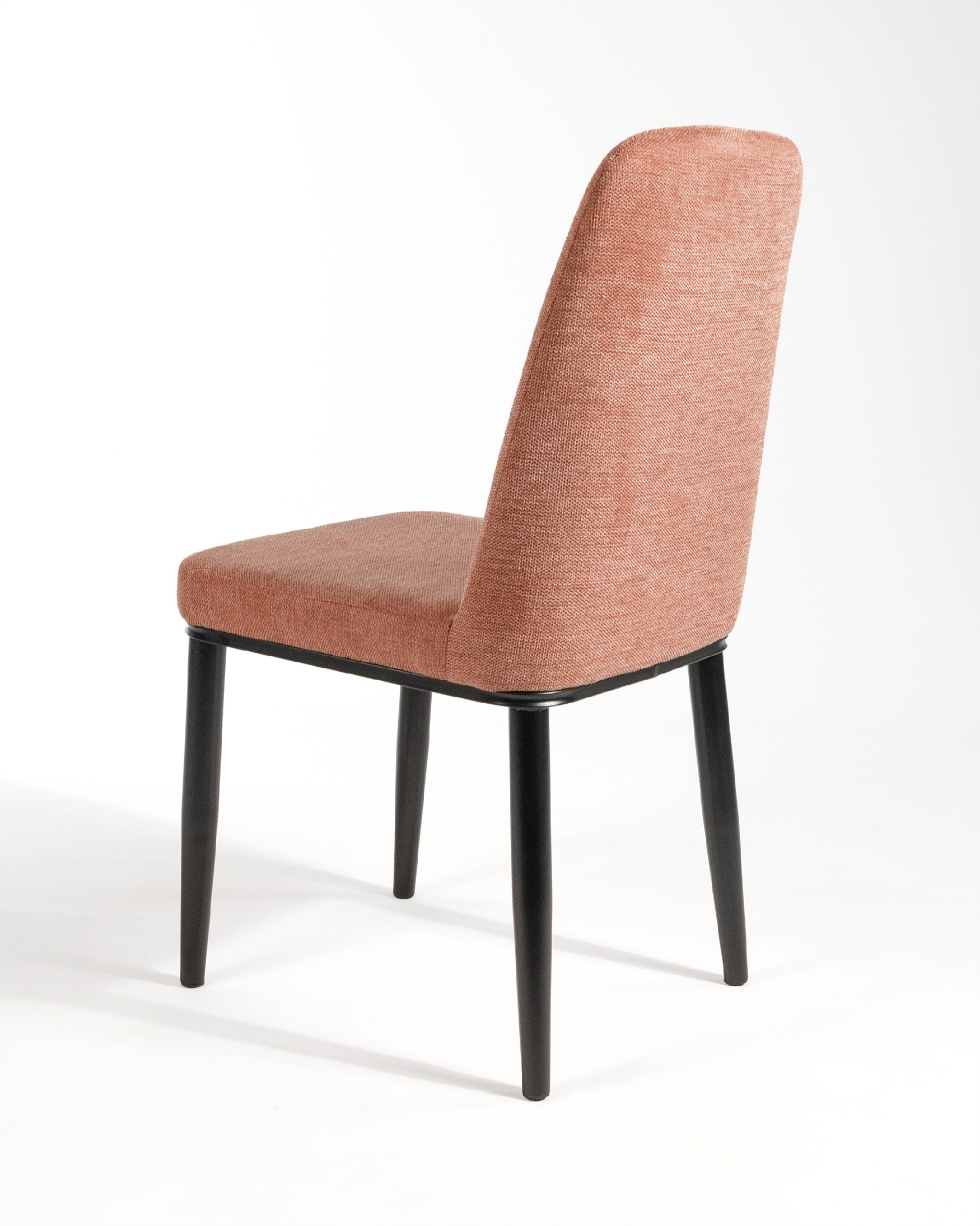 Silla Oslo con tapizado salmon y patas negras