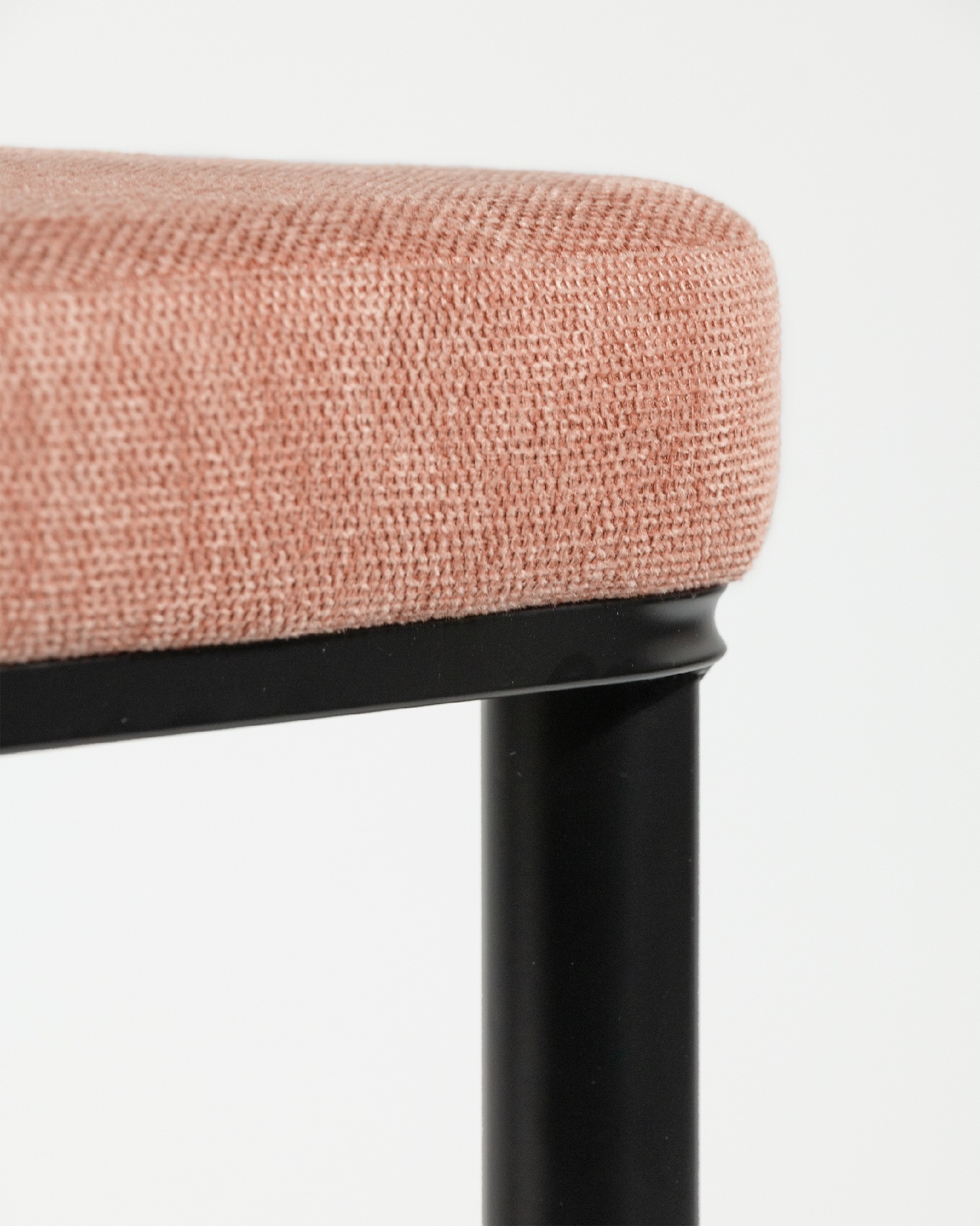 Silla Oslo con tapizado salmon y patas negras