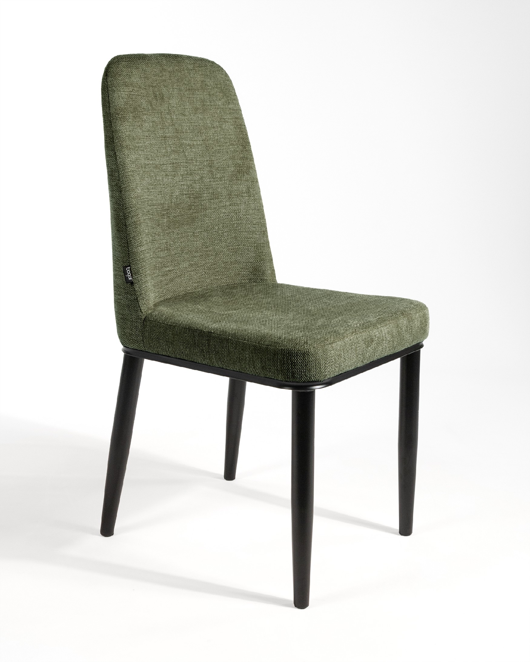 Silla Oslo con tapizado verde y patas negras