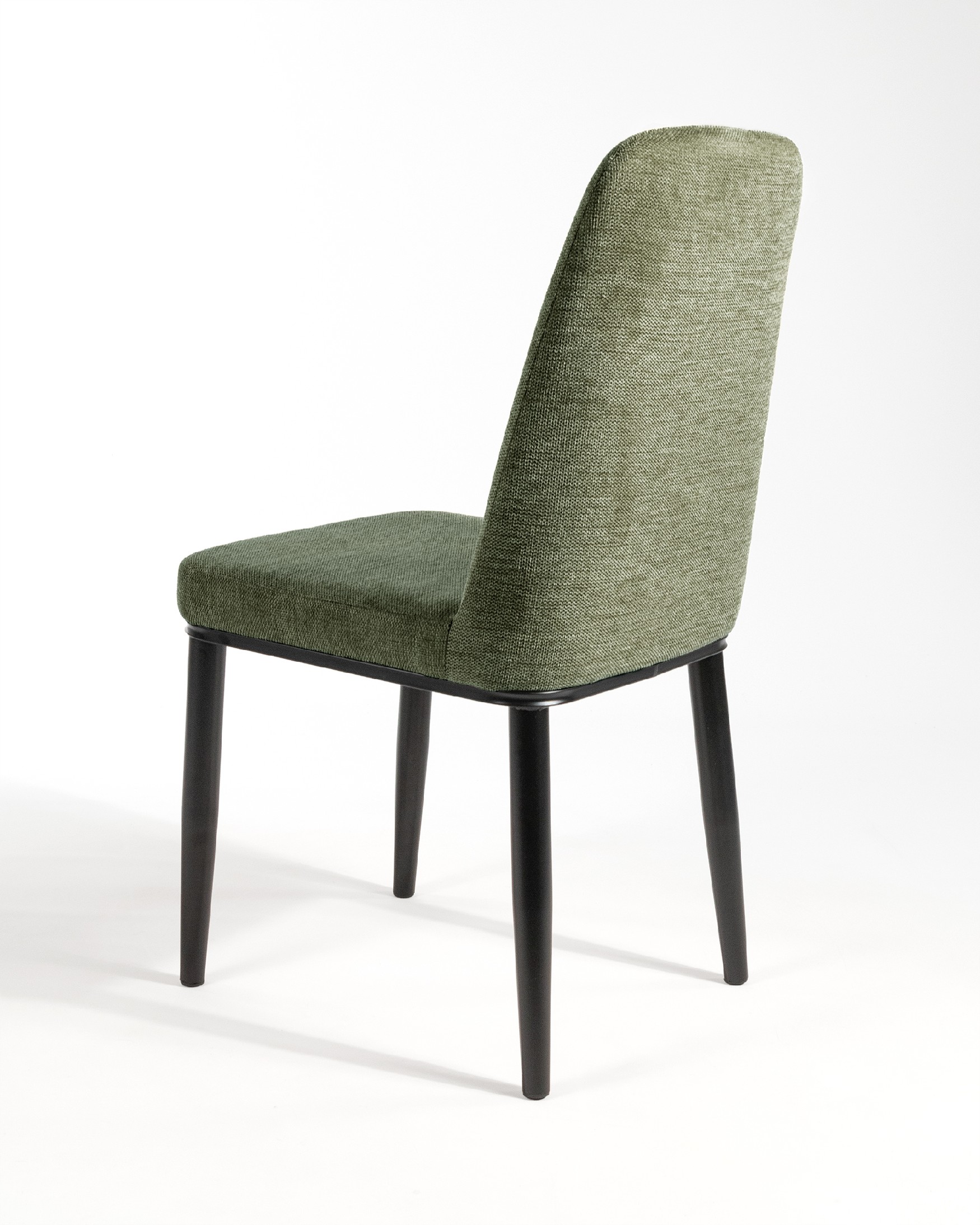 Silla Oslo con tapizado verde y patas negras