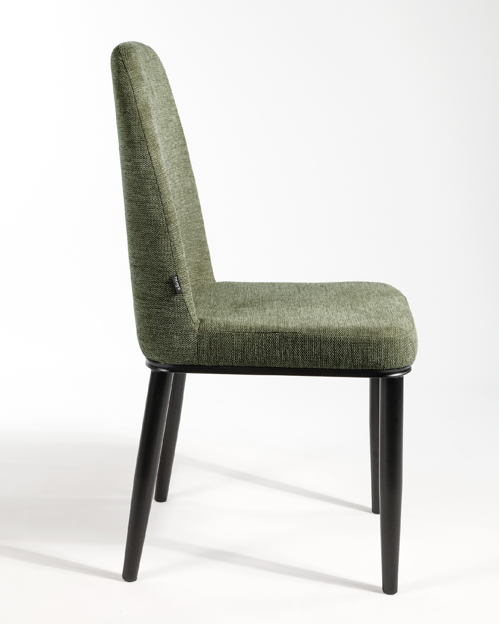 Silla Oslo con tapizado verde y patas negras