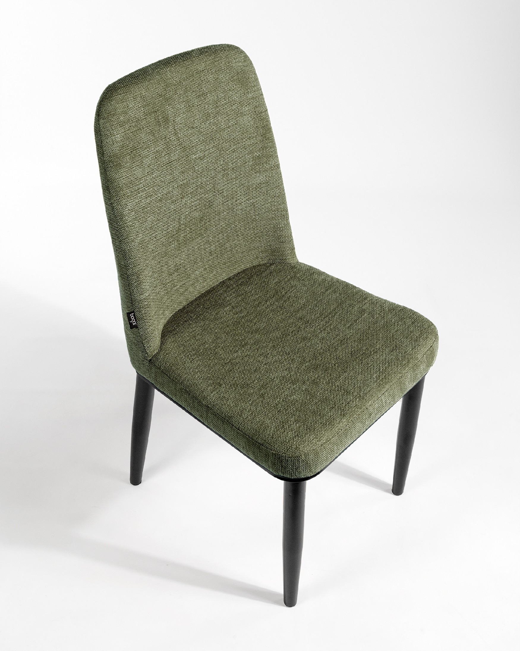 Silla Oslo con tapizado verde y patas negras