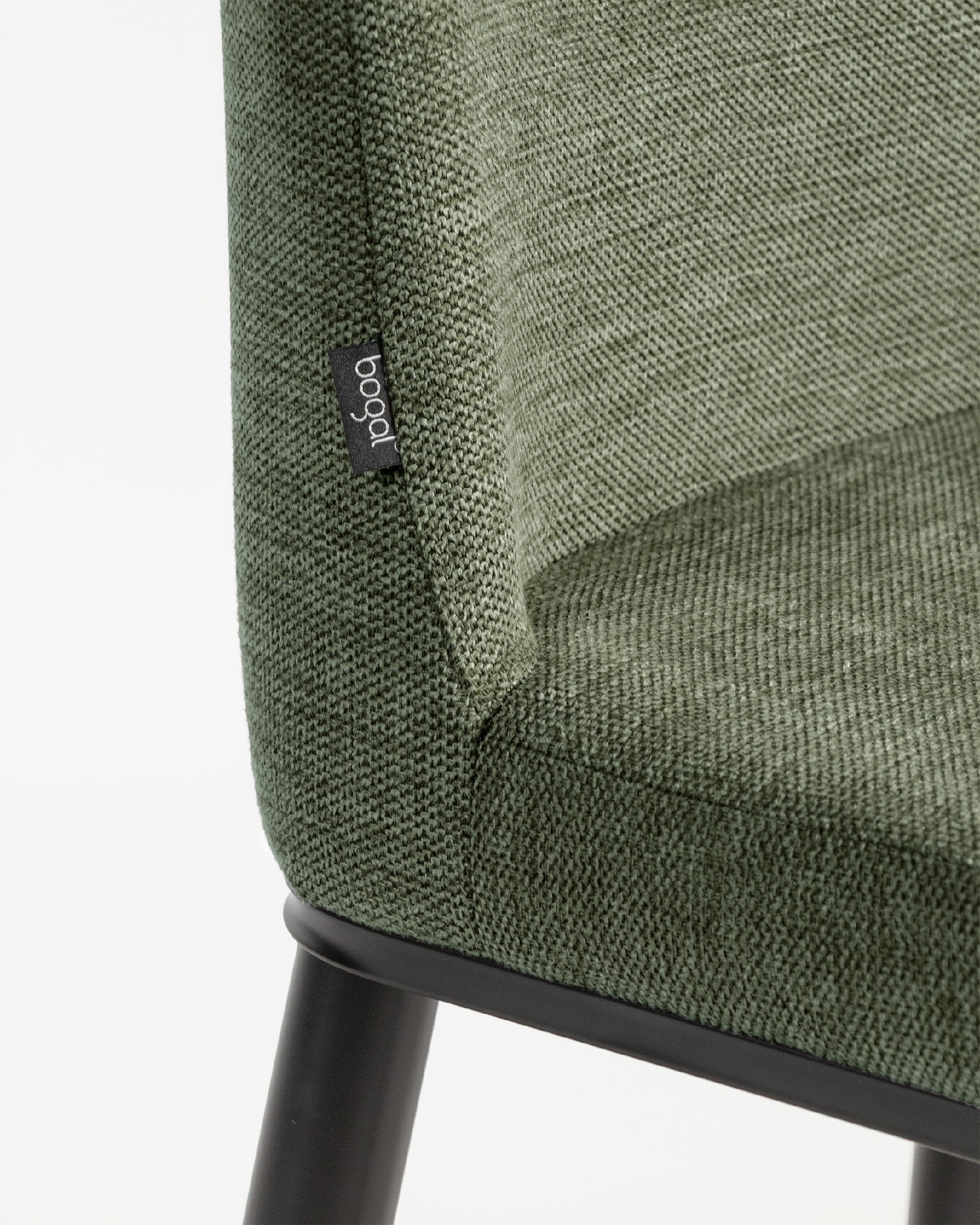 Silla Oslo con tapizado verde y patas negras