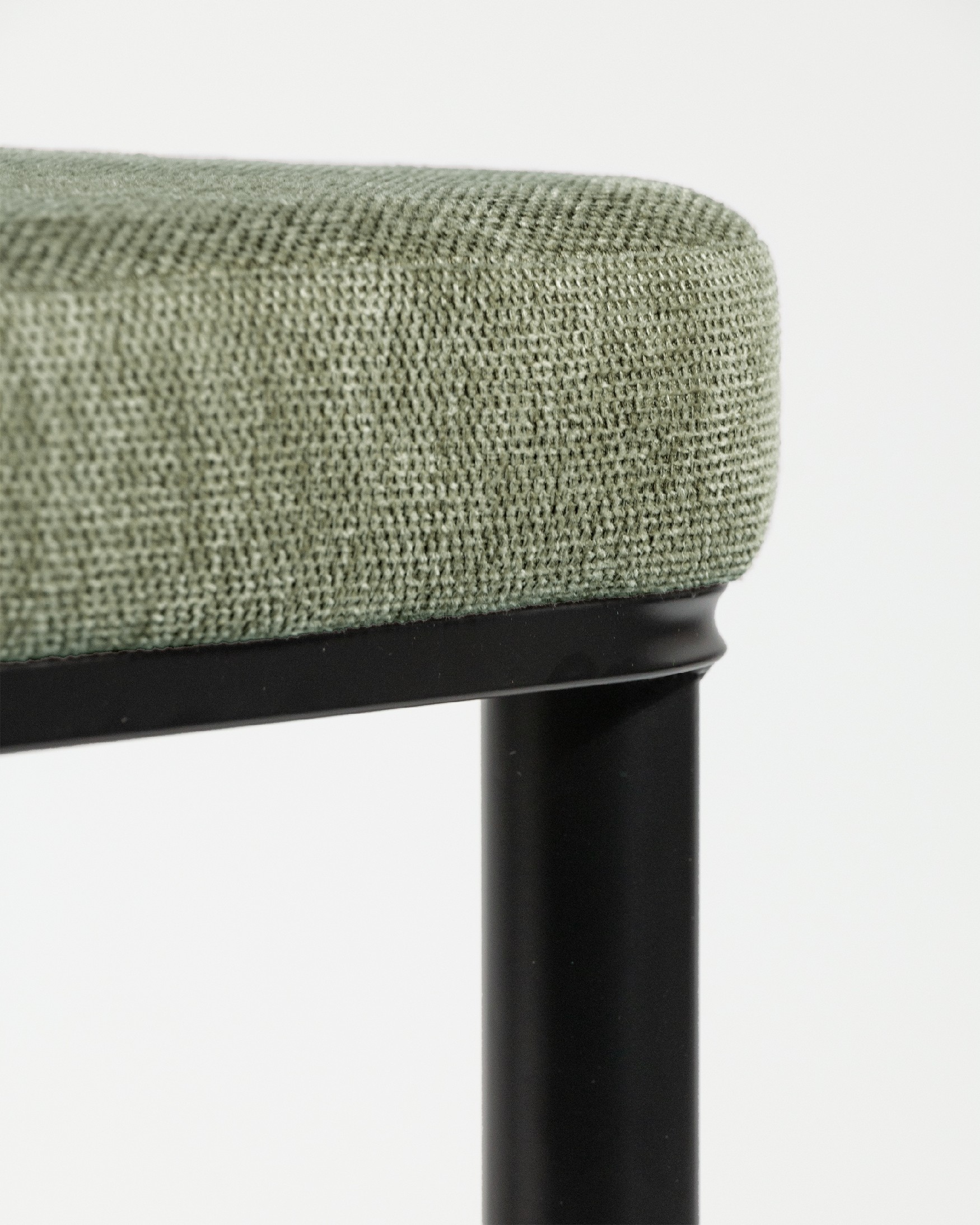 Silla Oslo con tapizado verde y patas negras