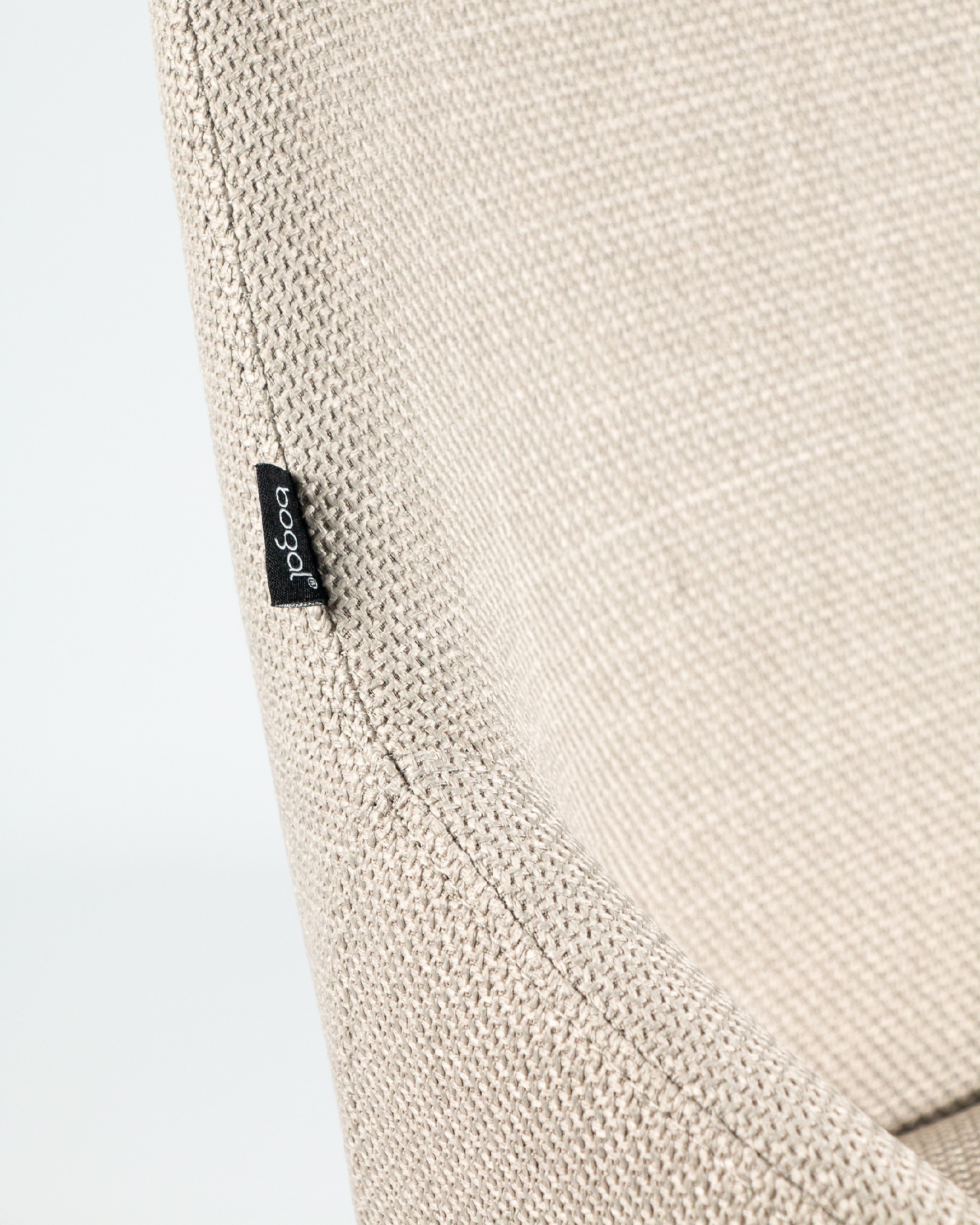 Silla Ottawa con tapizado perla y patas madera