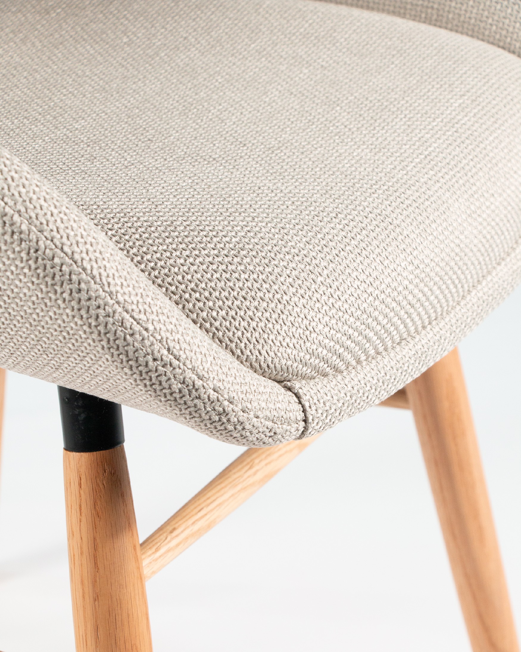Silla Ottawa con tapizado perla y patas madera