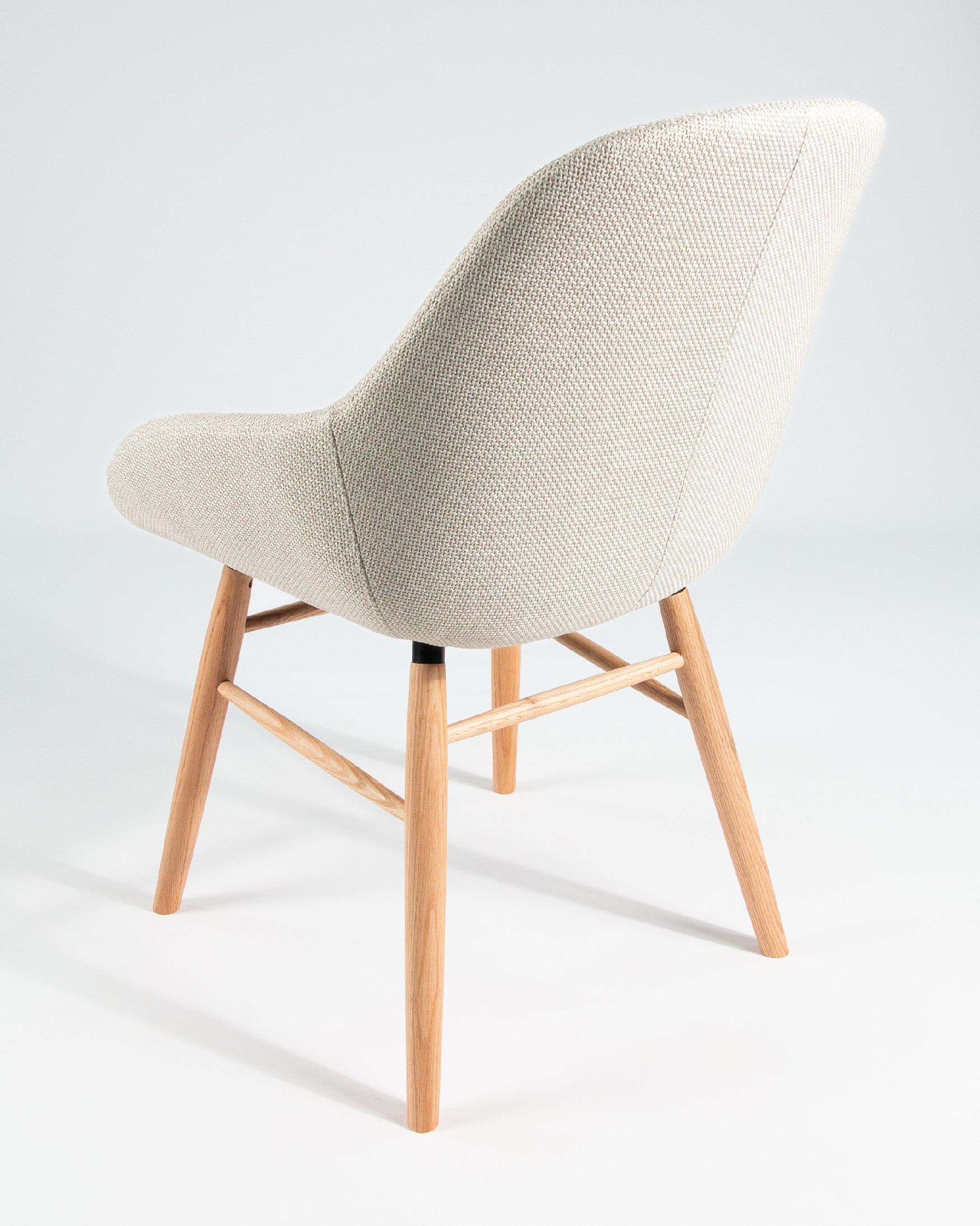 Silla Ottawa con tapizado perla y patas madera