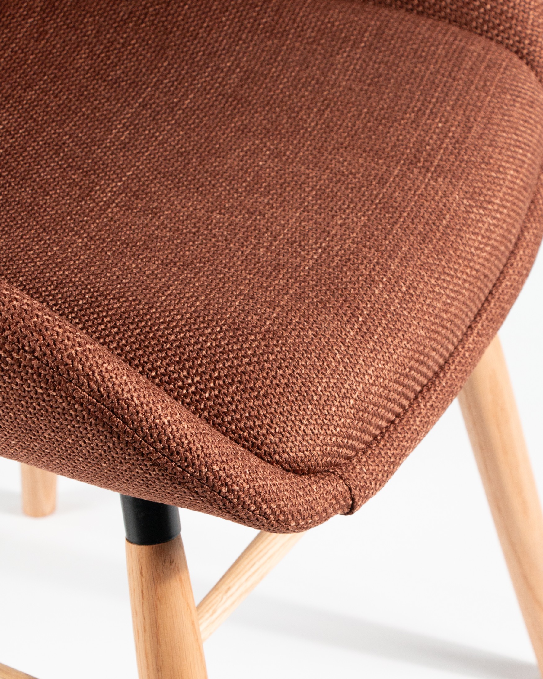 Chaise Ottawa avec revêtement terracotta et pieds en bois
