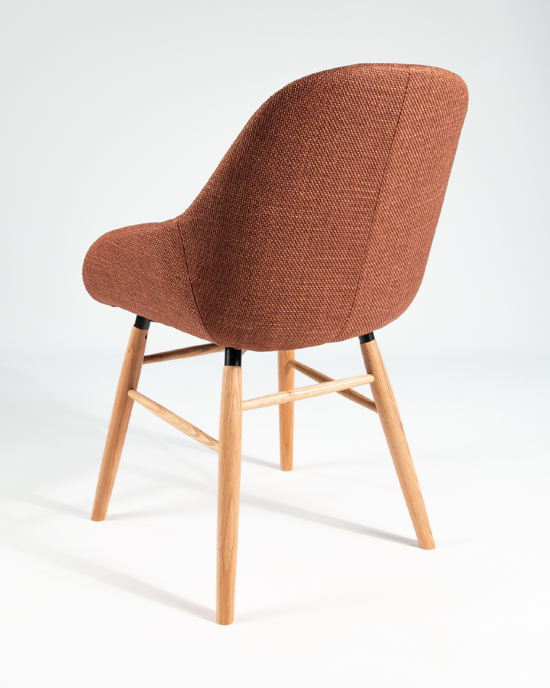 Chaise Ottawa avec revêtement terracotta et pieds en bois