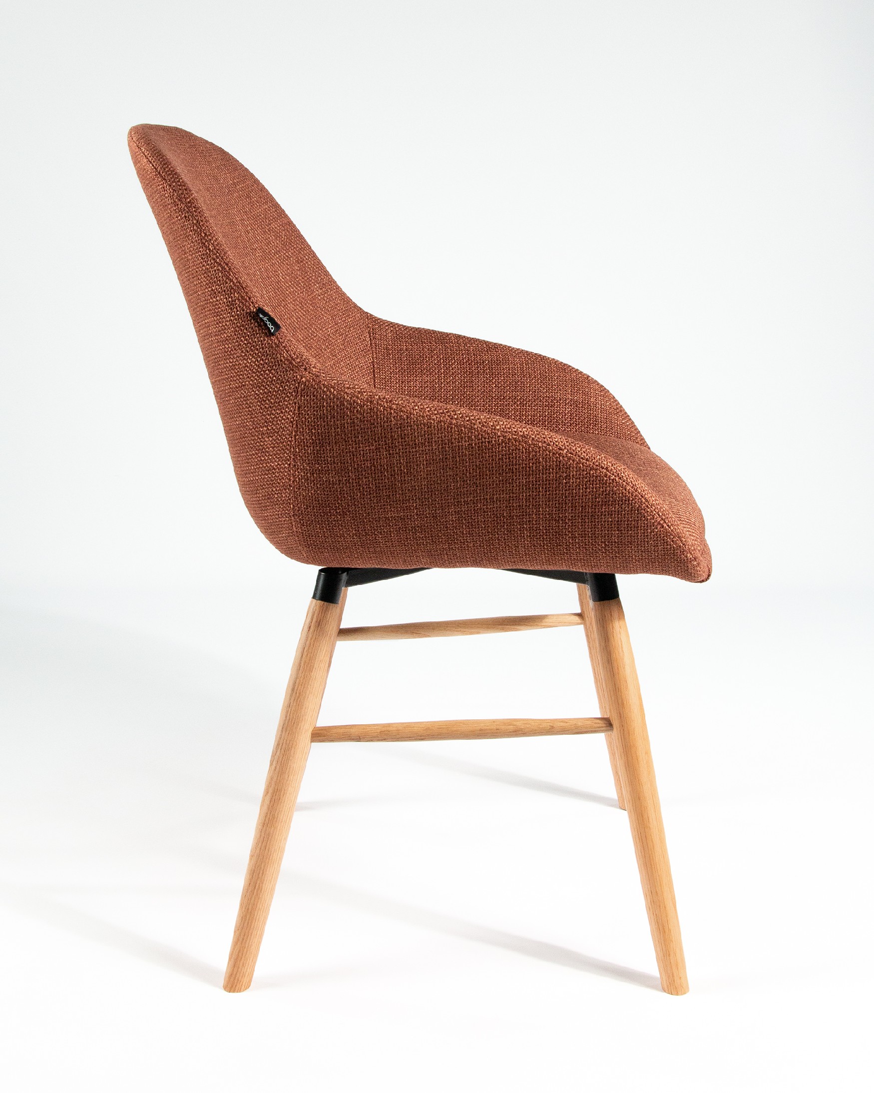 Chaise Ottawa avec revêtement terracotta et pieds en bois
