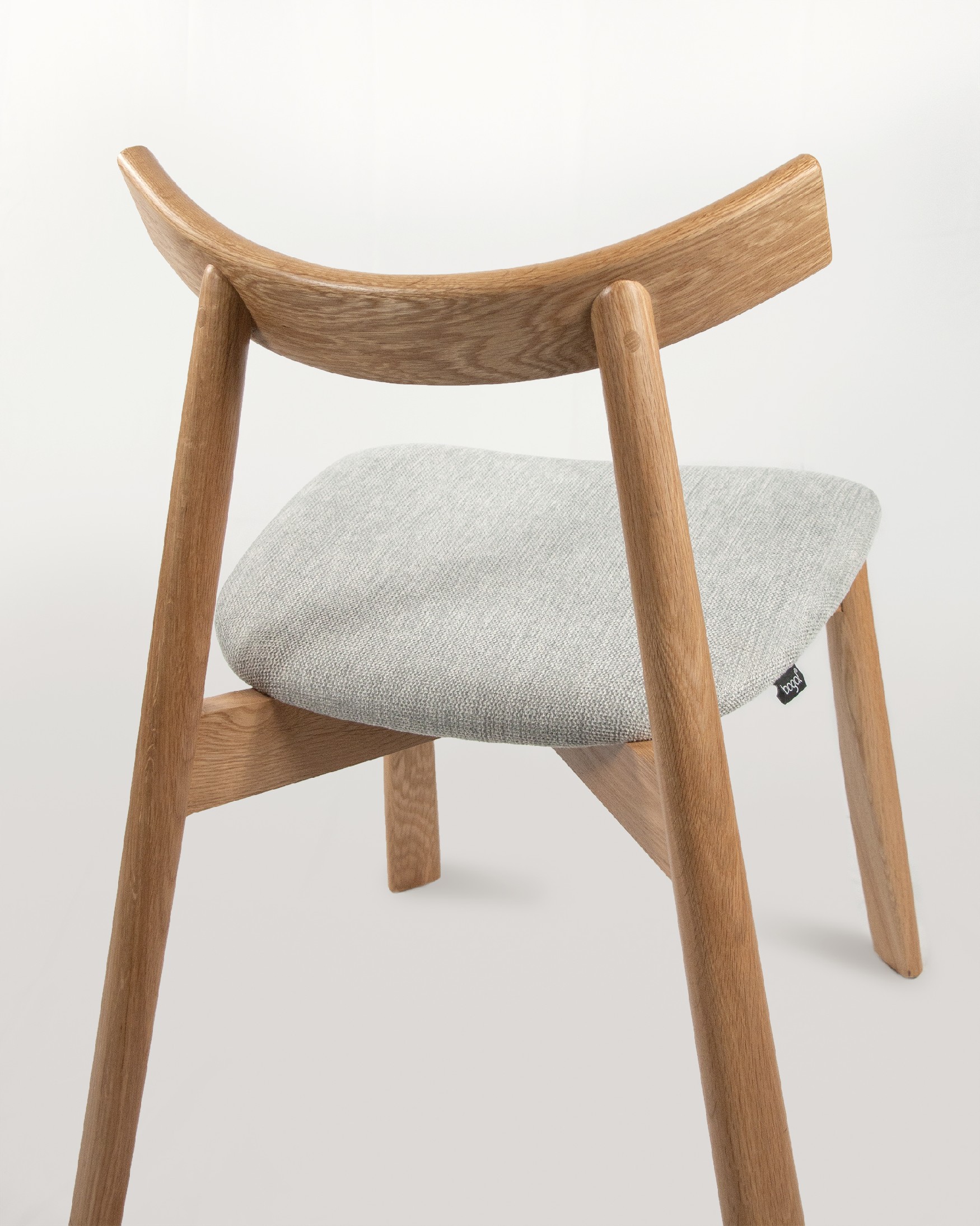 Chaise Ovis avec revêtement gris et structure en chêne naturel
