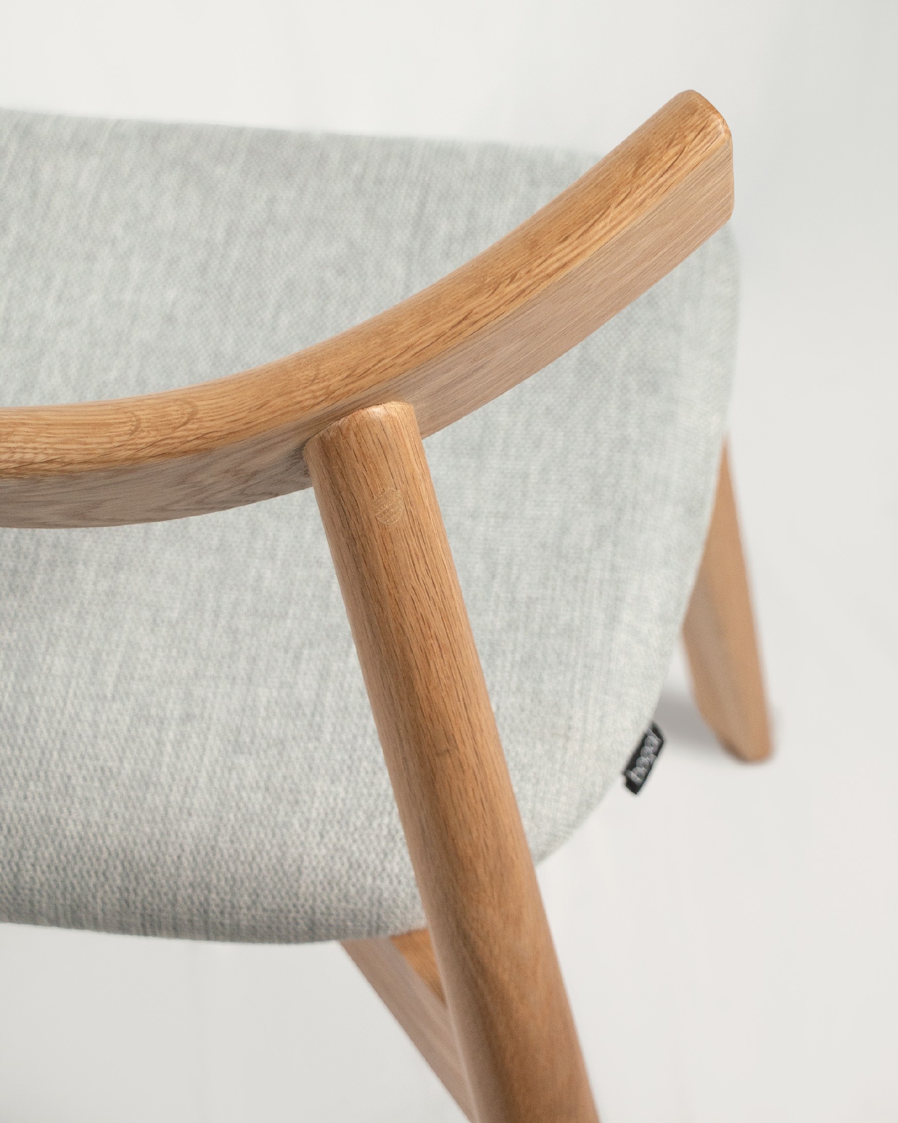 Chaise Ovis avec revêtement gris et structure en chêne naturel