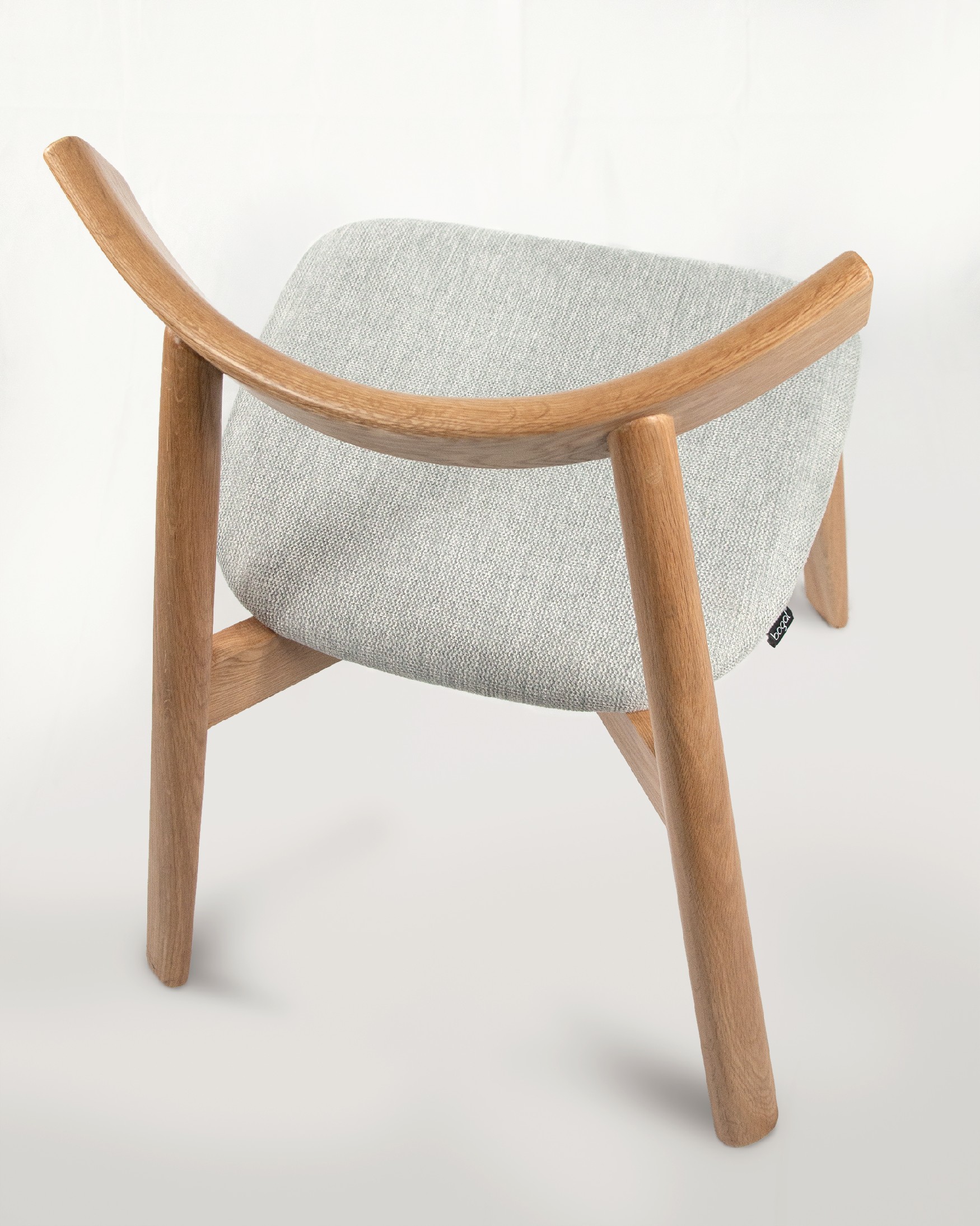 Chaise Ovis avec revêtement gris et structure en chêne naturel