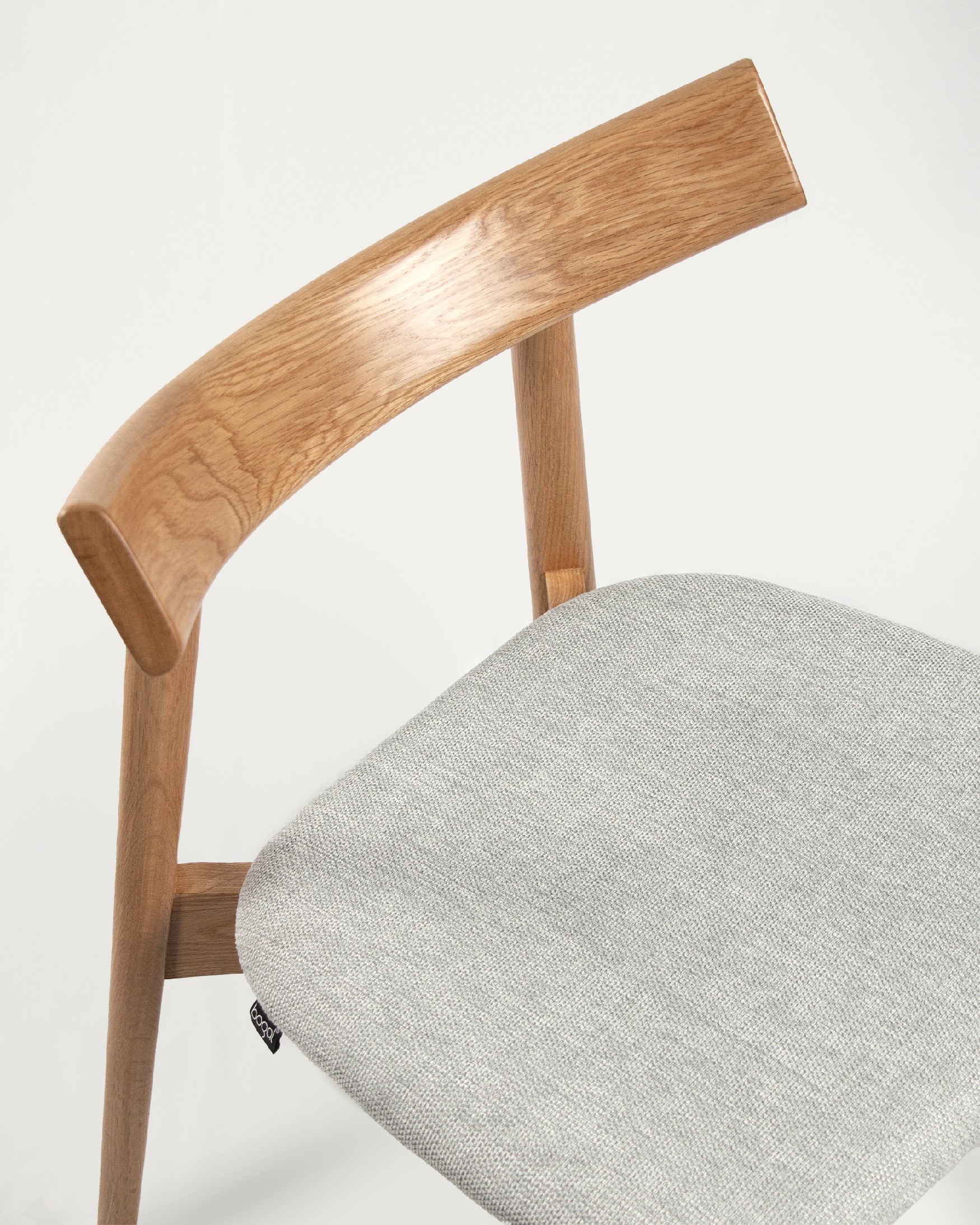 Chaise Ovis avec revêtement gris et structure en chêne naturel