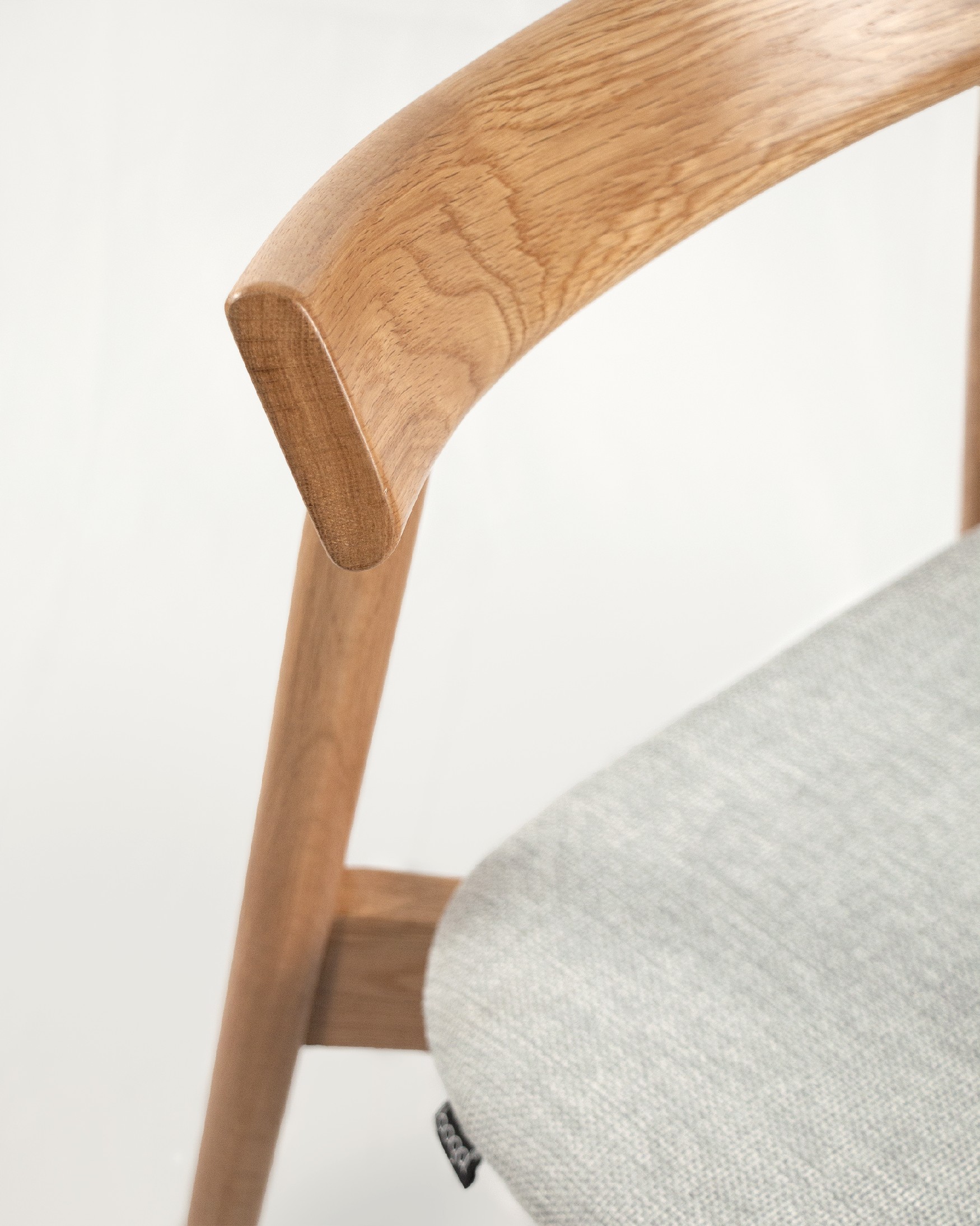 Chaise Ovis avec revêtement gris et structure en chêne naturel