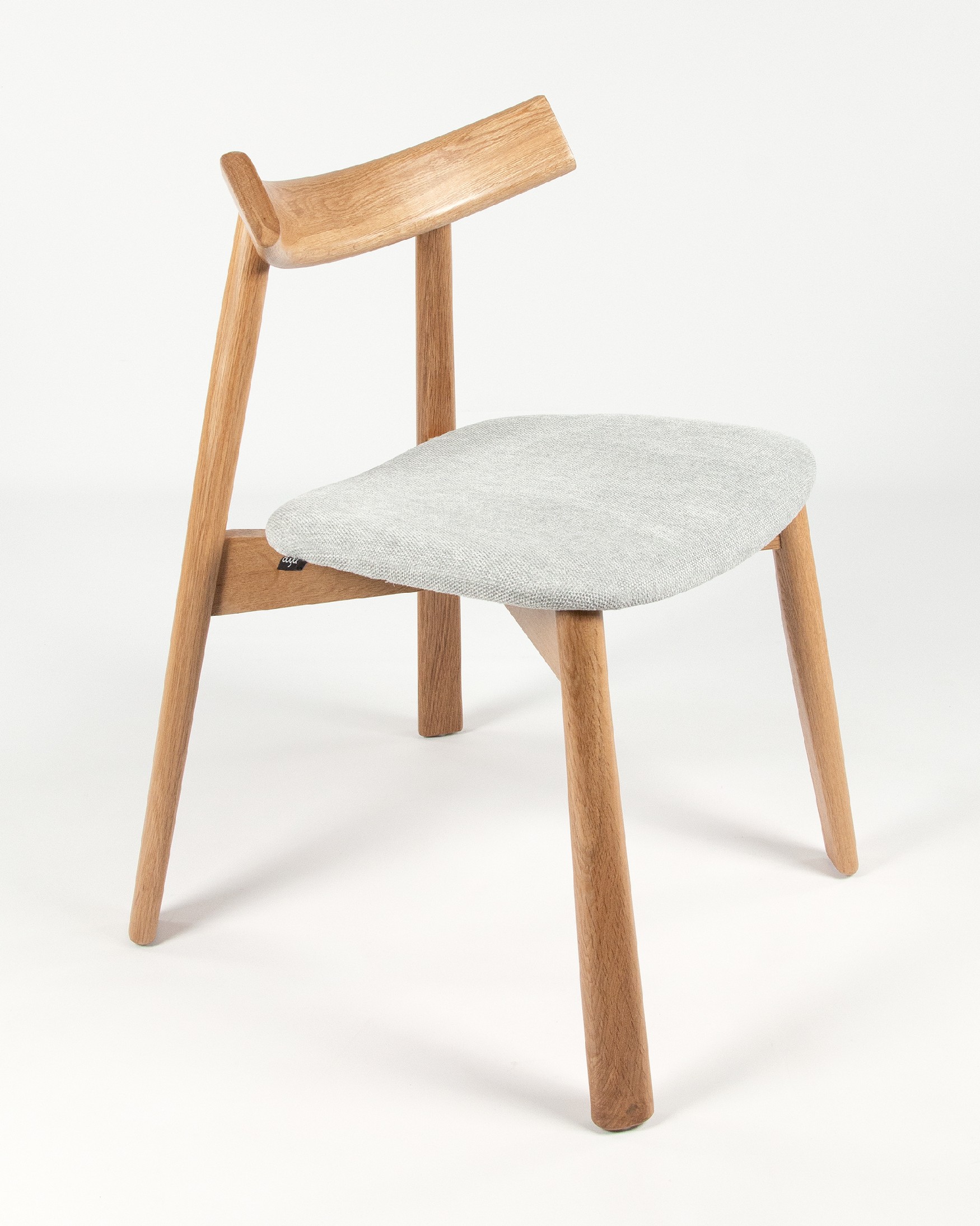 Chaise Ovis avec revêtement gris et structure en chêne naturel