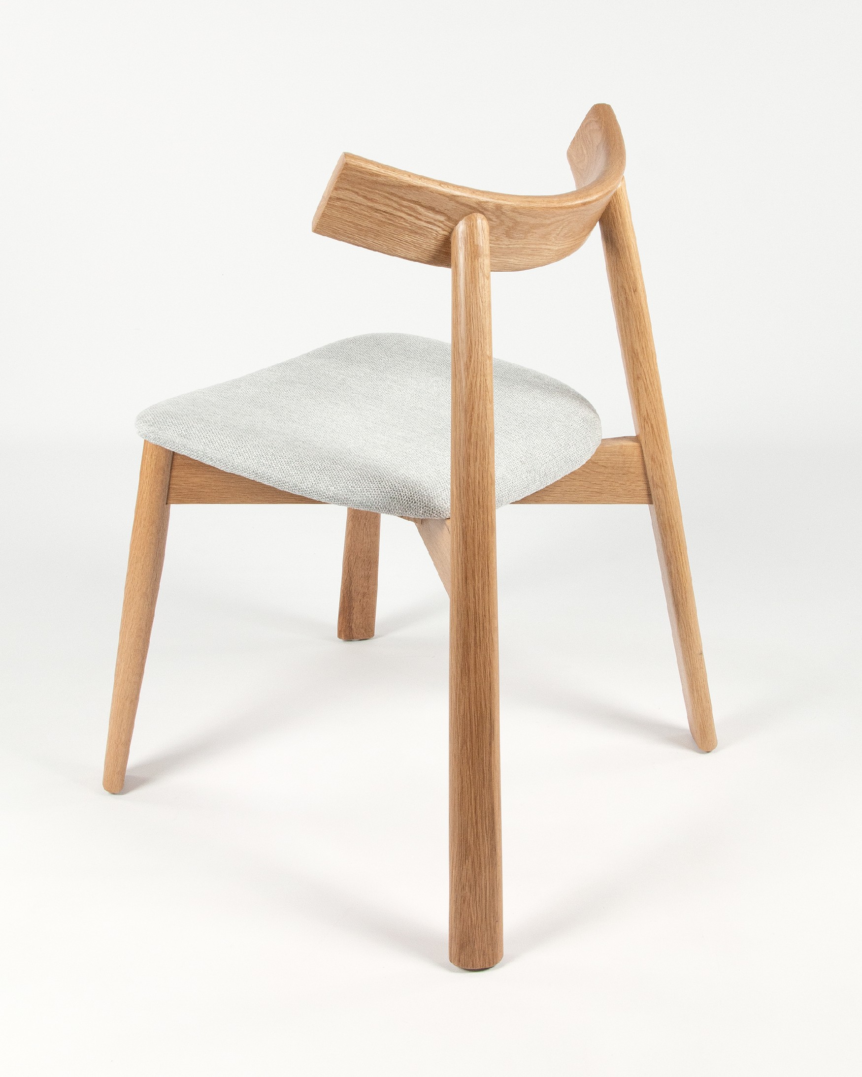 Chaise Ovis avec revêtement gris et structure en chêne naturel