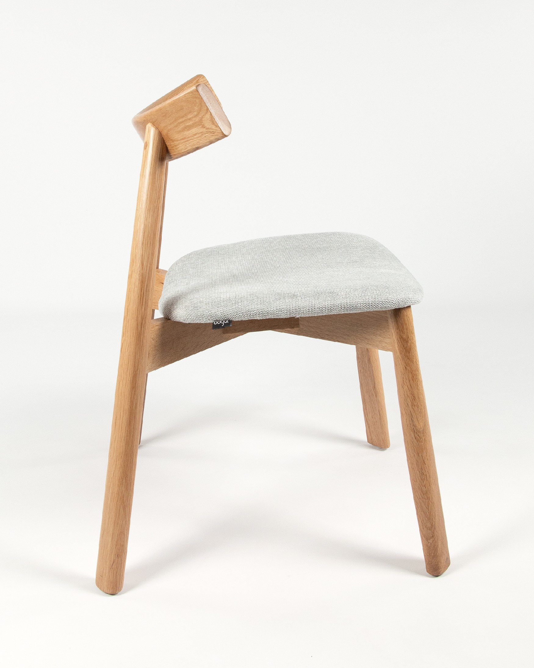 Chaise Ovis avec revêtement gris et structure en chêne naturel