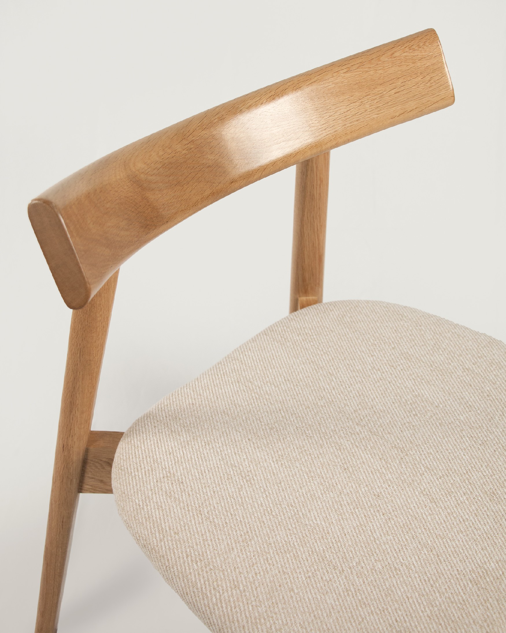 Ovis chair with mother-of-pearl upholstery and natural oak structure