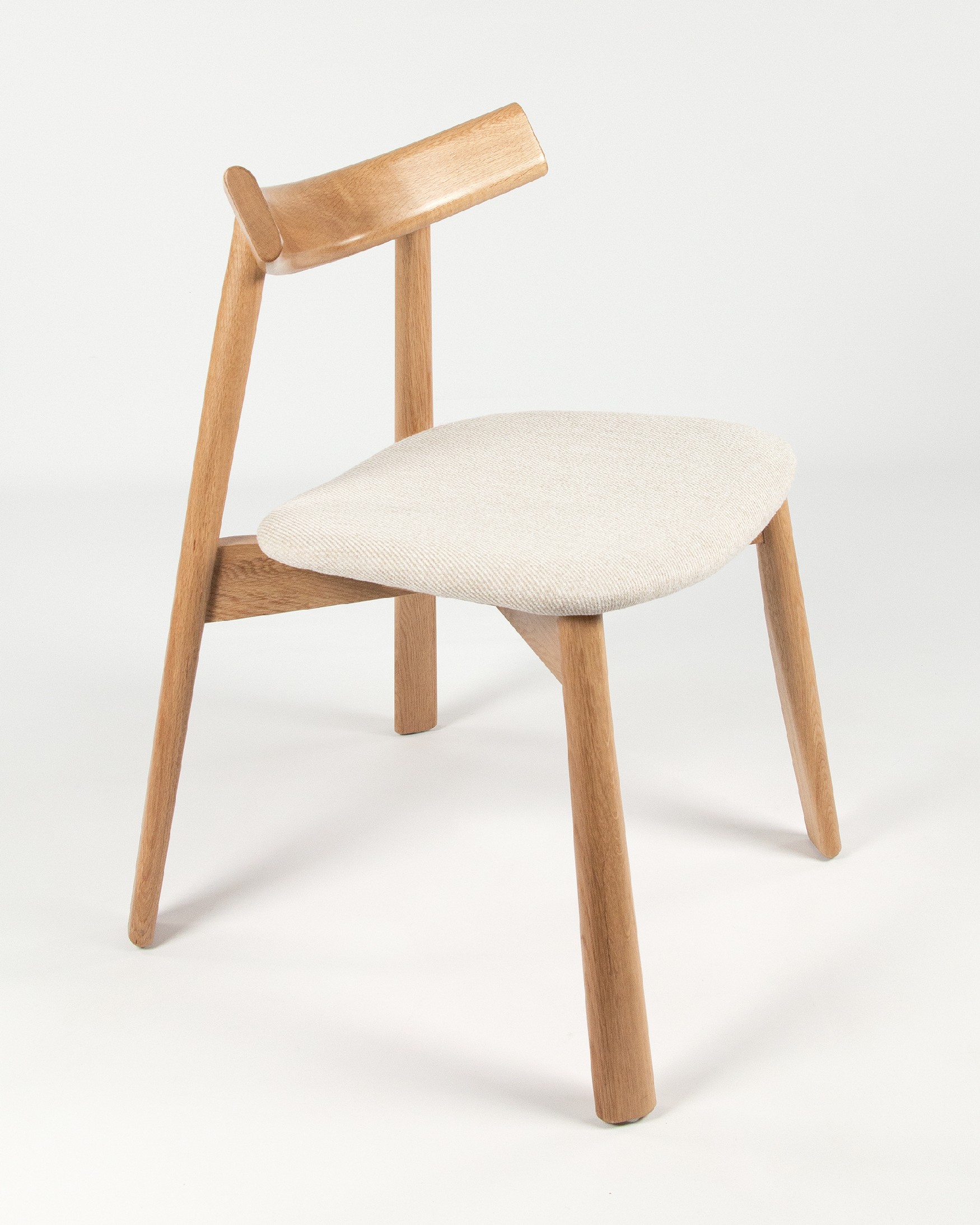 Ovis chair with mother-of-pearl upholstery and natural oak structure