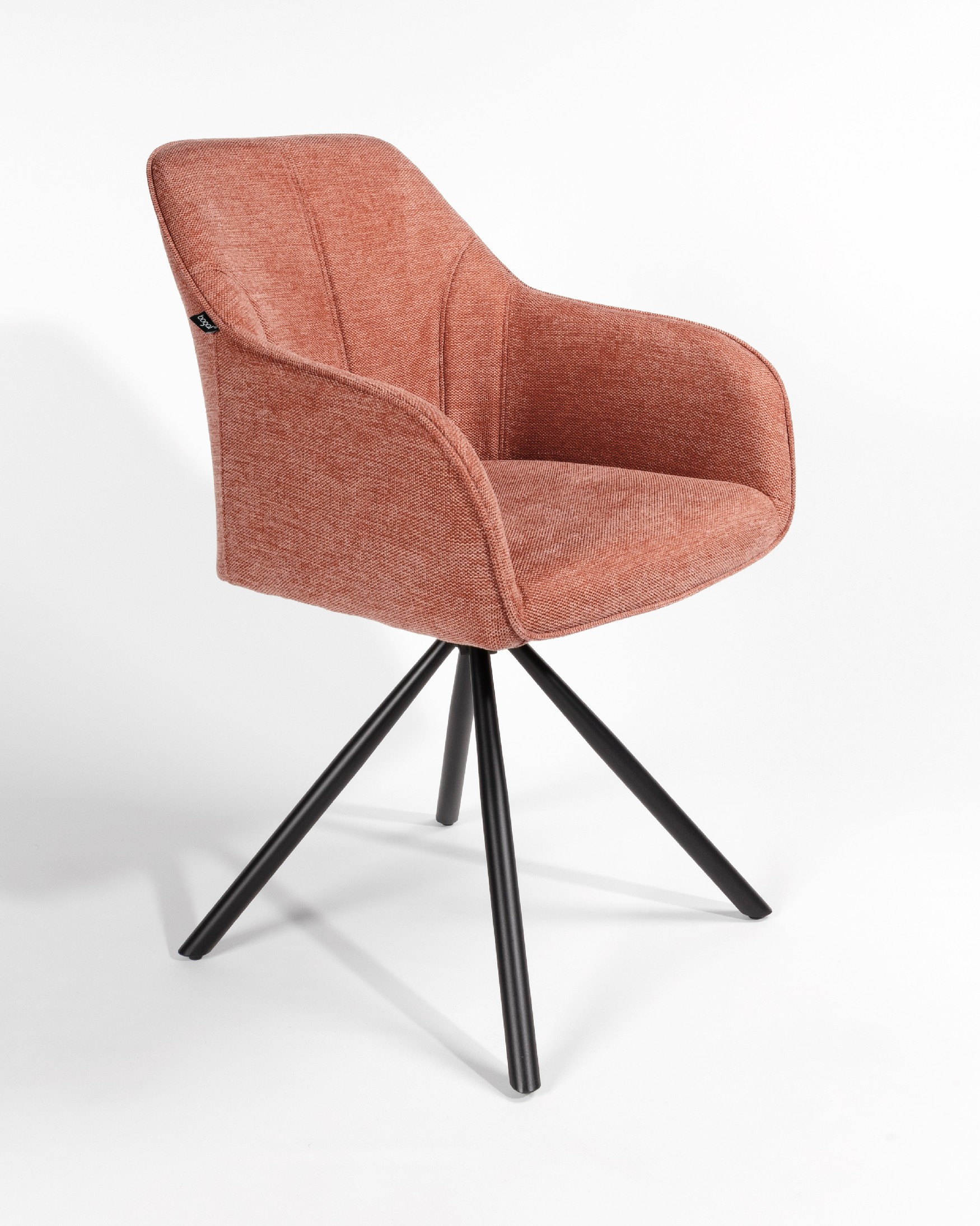Silla Palermo con tapizado salmón y patas metálicas negras, giratoria 180°