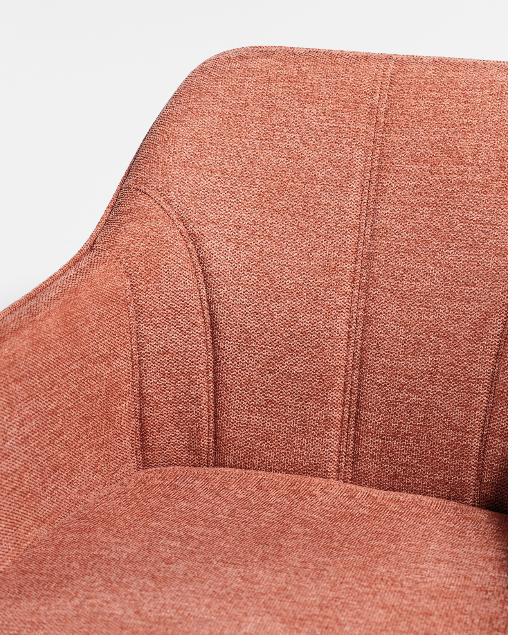 Silla Palermo con tapizado salmón y patas metálicas negras, giratoria 180°