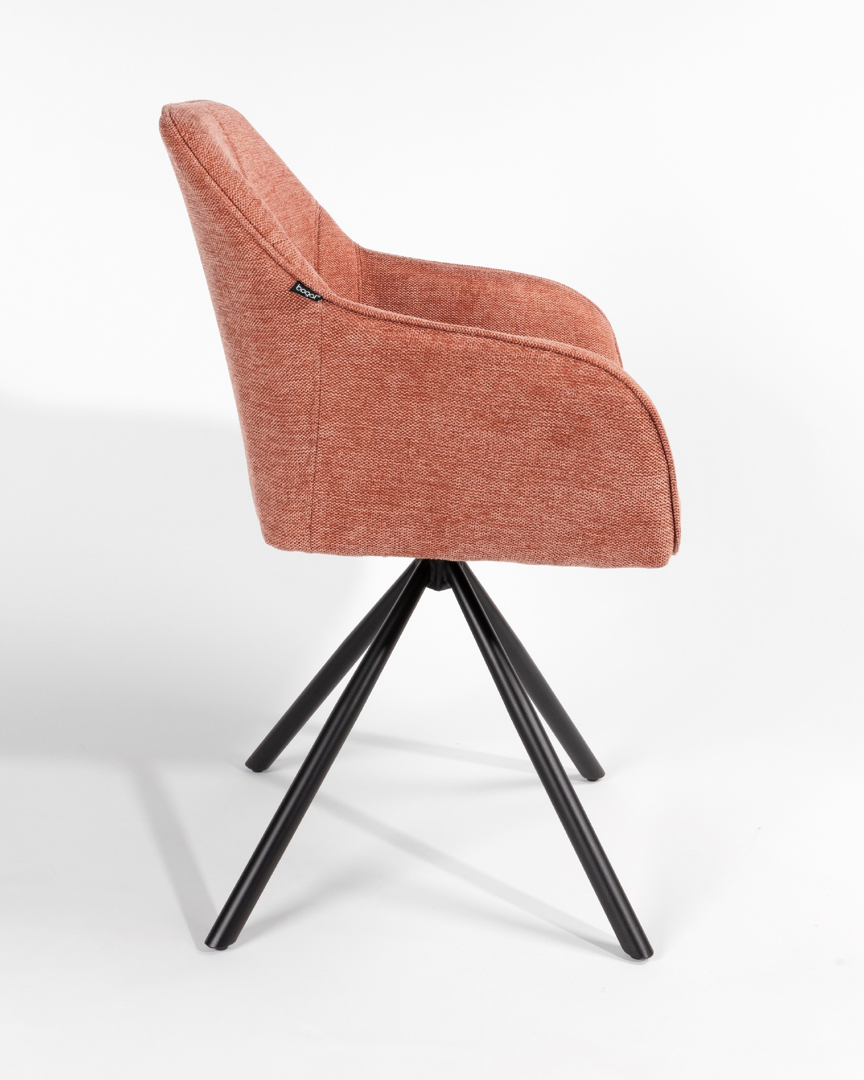 Silla Palermo con tapizado salmón y patas metálicas negras, giratoria 180°