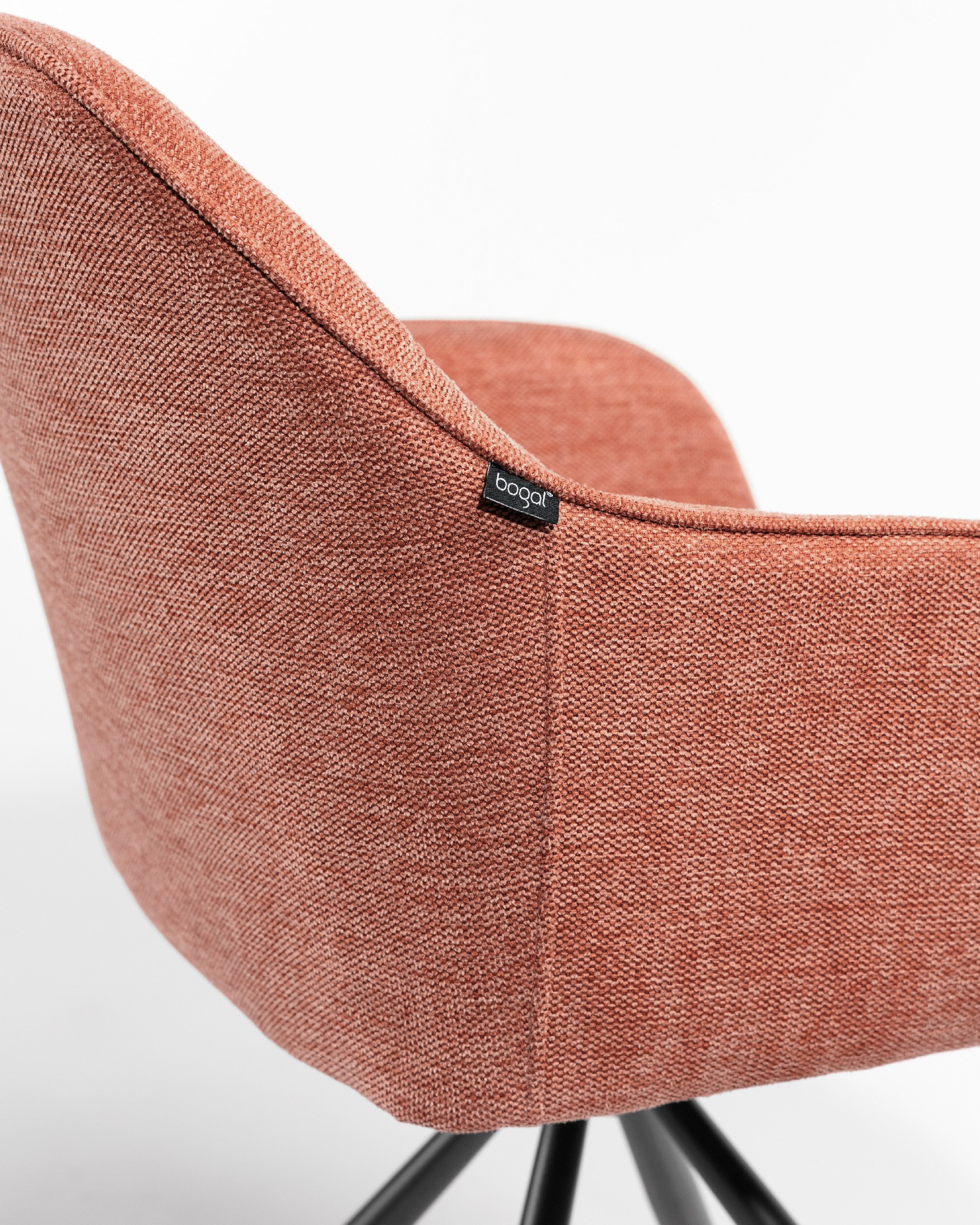 Silla Palermo con tapizado salmón y patas metálicas negras, giratoria 180°