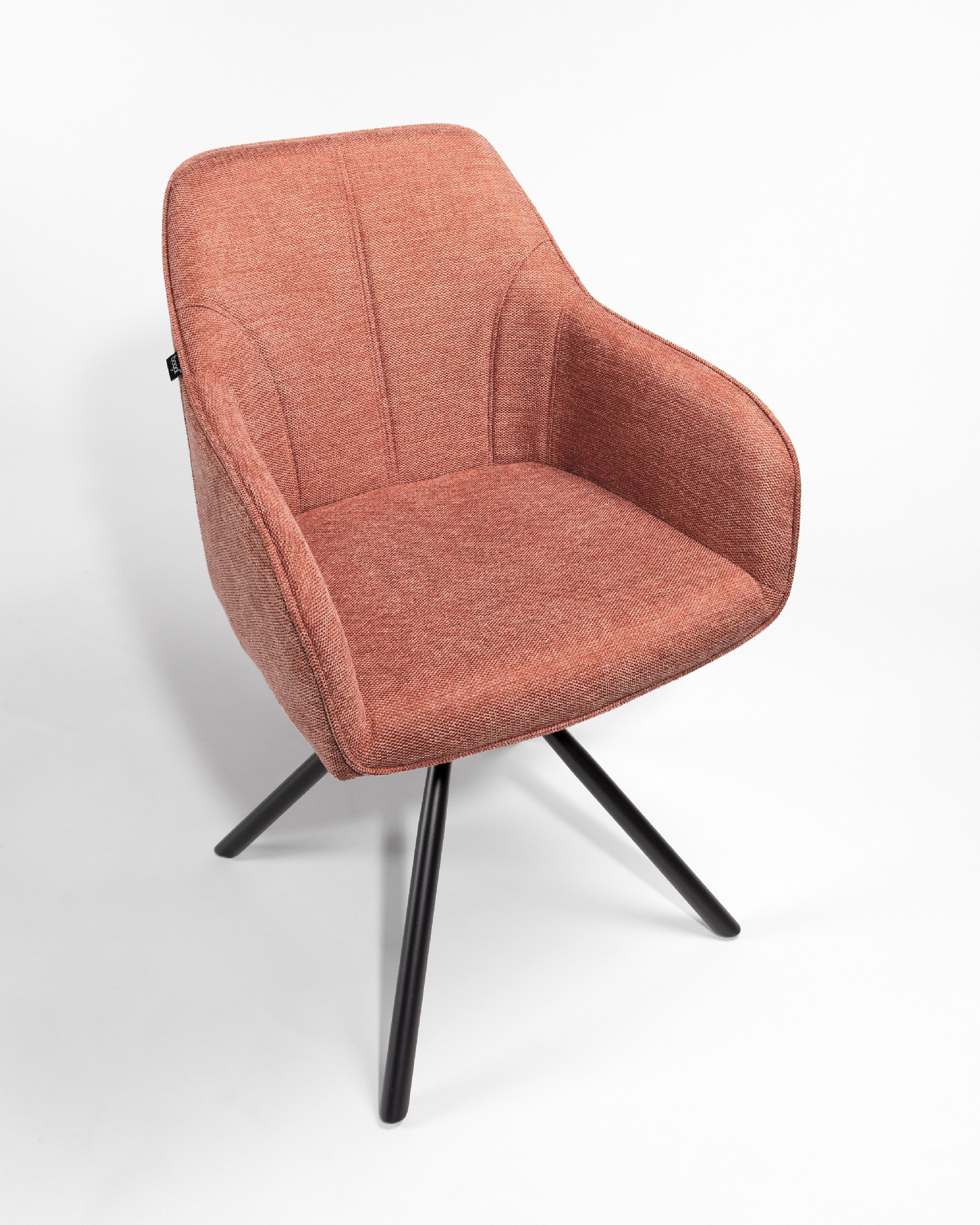 Silla Palermo con tapizado salmón y patas metálicas negras, giratoria 180°