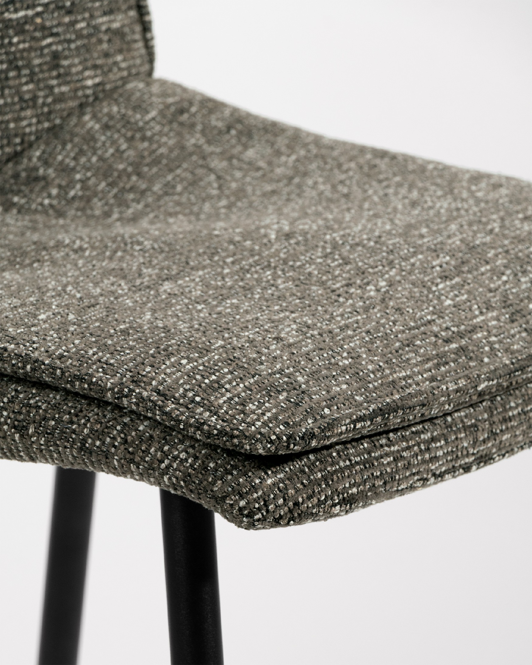 Chaise Parma avec revêtement anthracite et pieds métalliques noirs