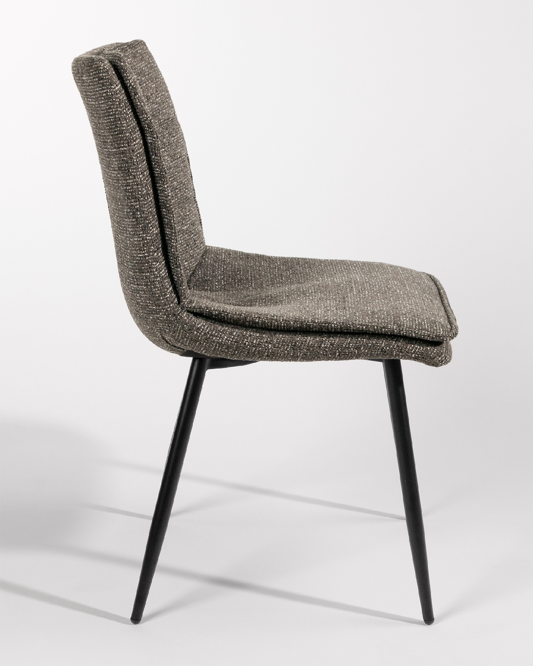 Chaise Parma avec revêtement anthracite et pieds métalliques noirs