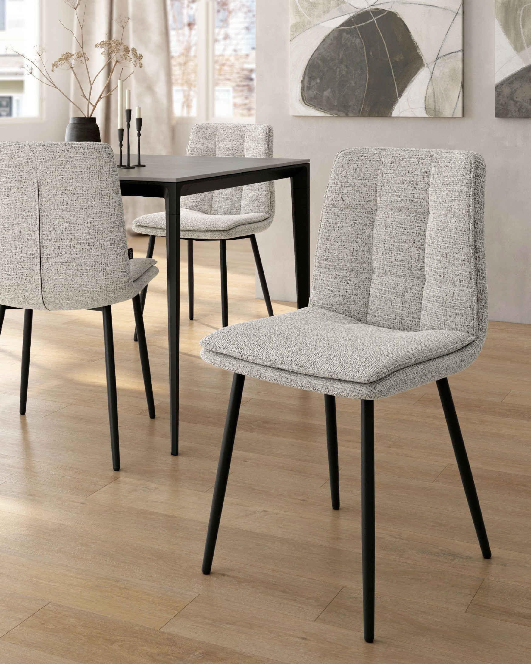 Chaise Parma avec un revêtement marbré et des pieds métalliques noirs