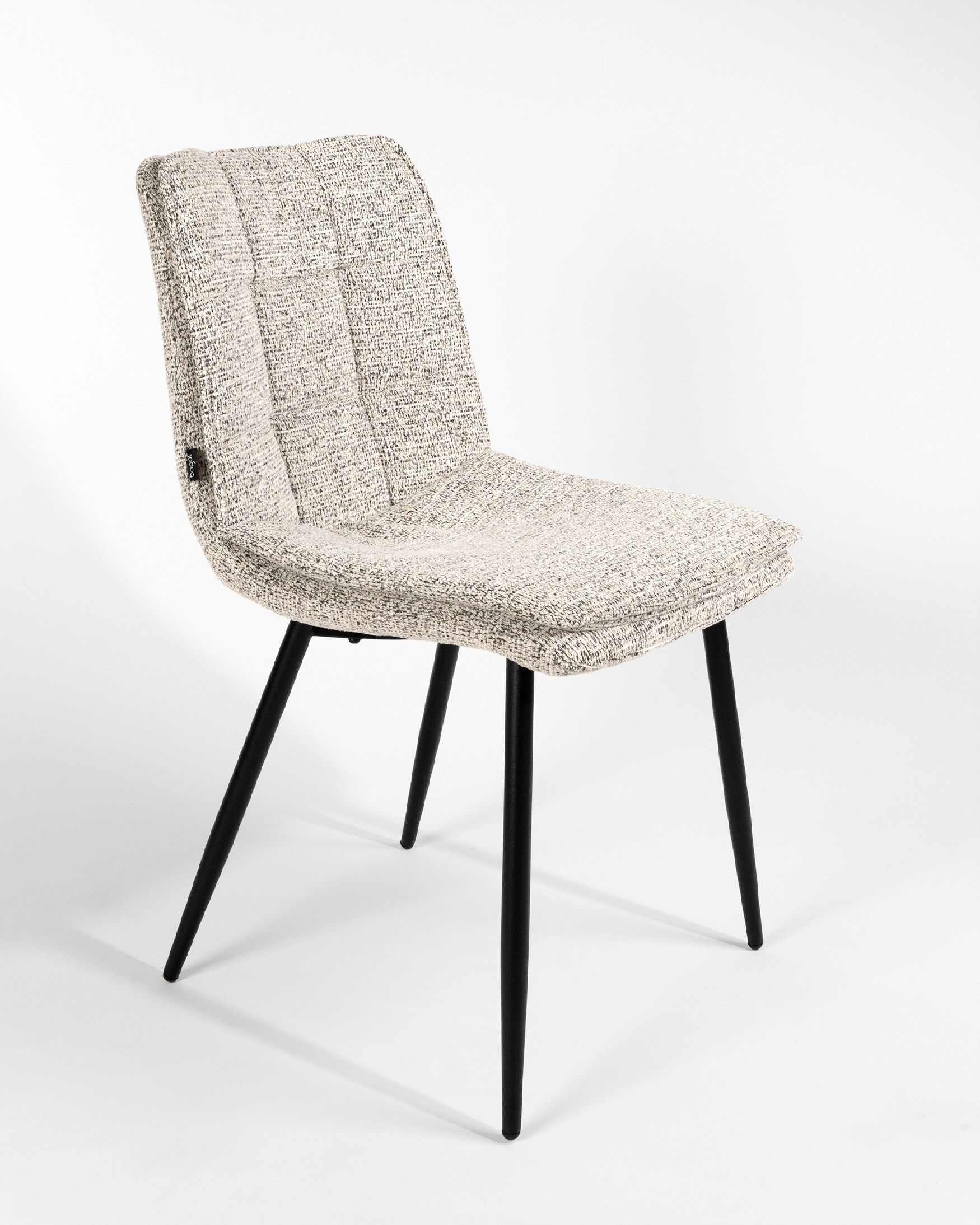 Chaise Parma avec un revêtement marbré et des pieds métalliques noirs