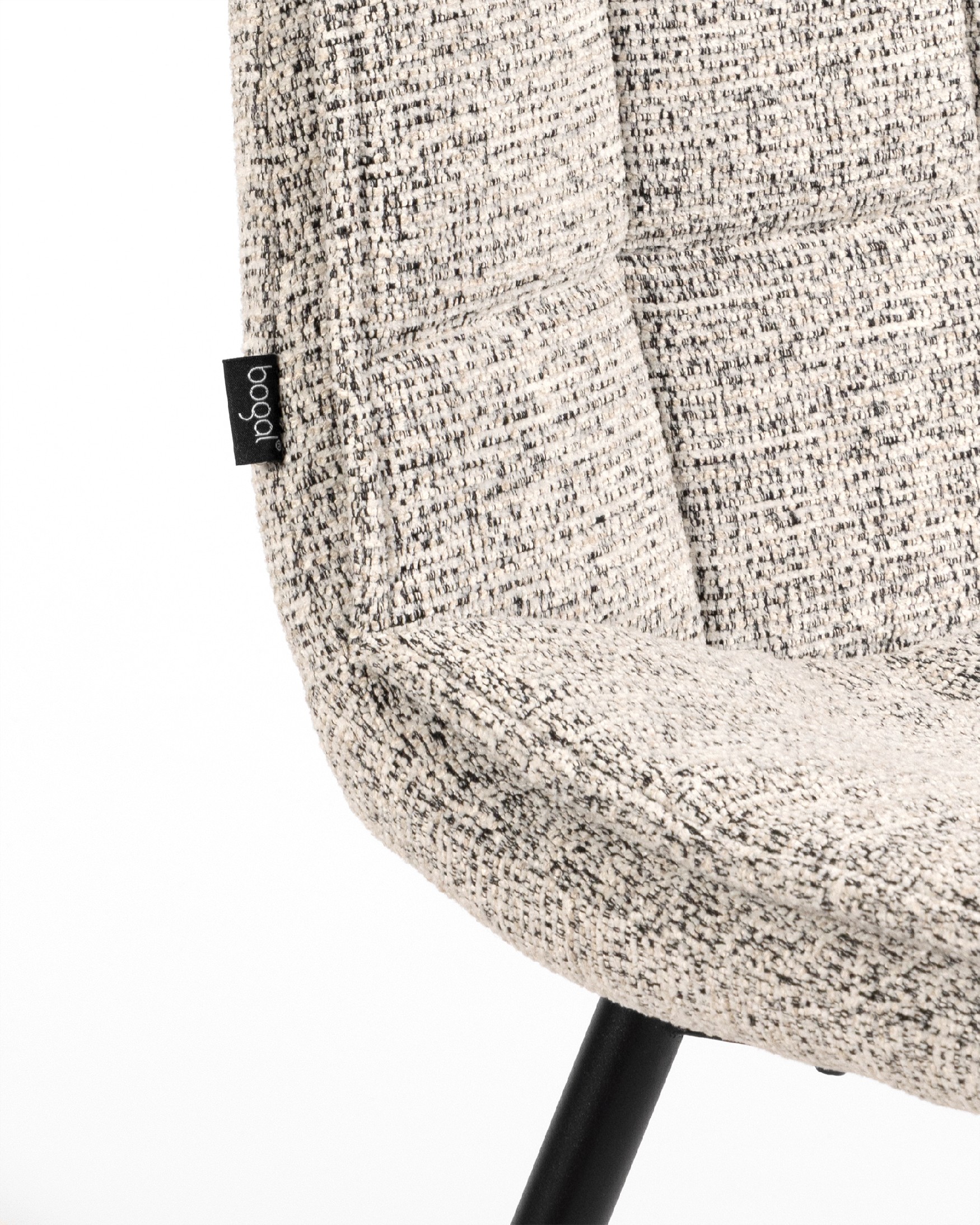Chaise Parma avec un revêtement marbré et des pieds métalliques noirs