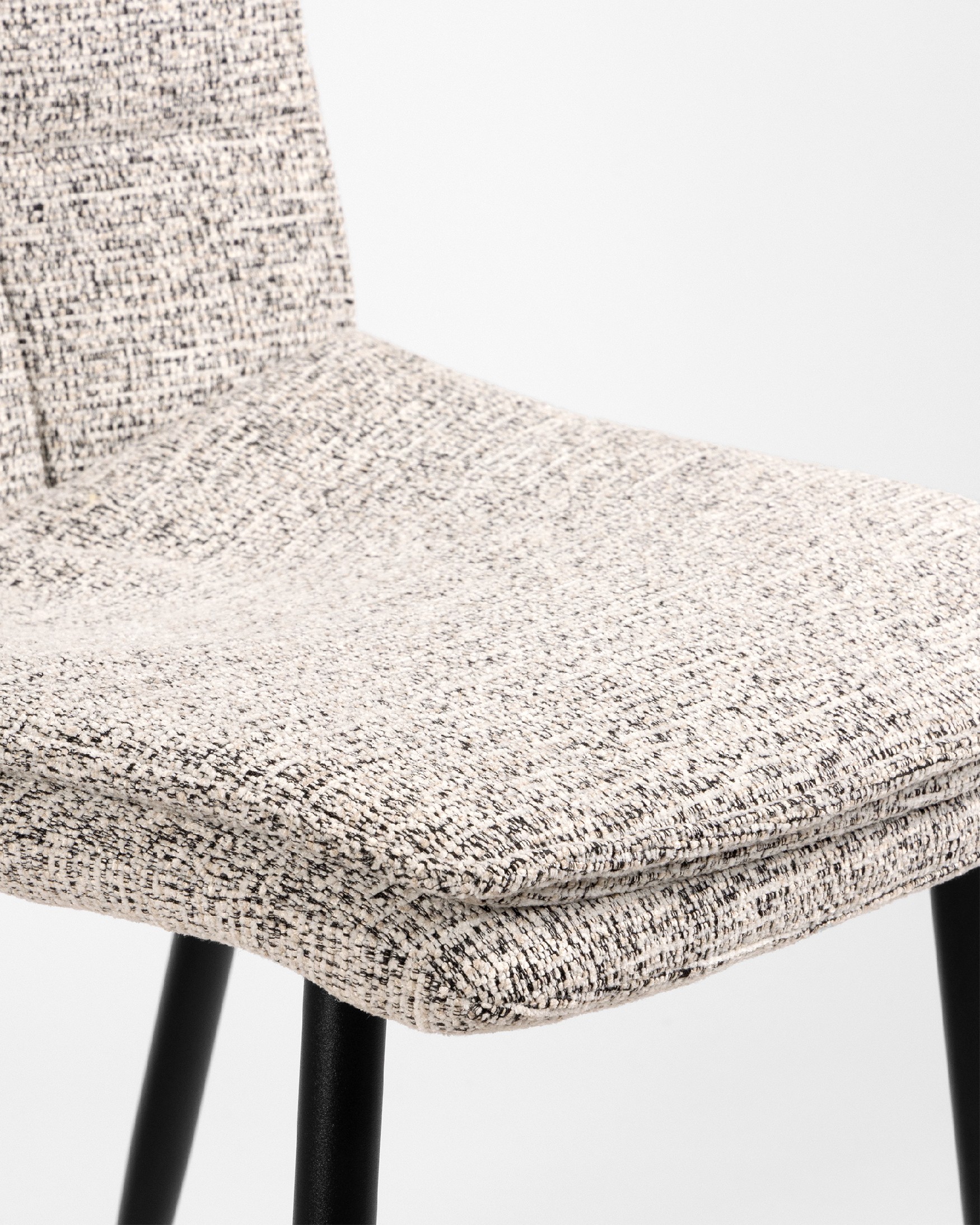 Chaise Parma avec un revêtement marbré et des pieds métalliques noirs