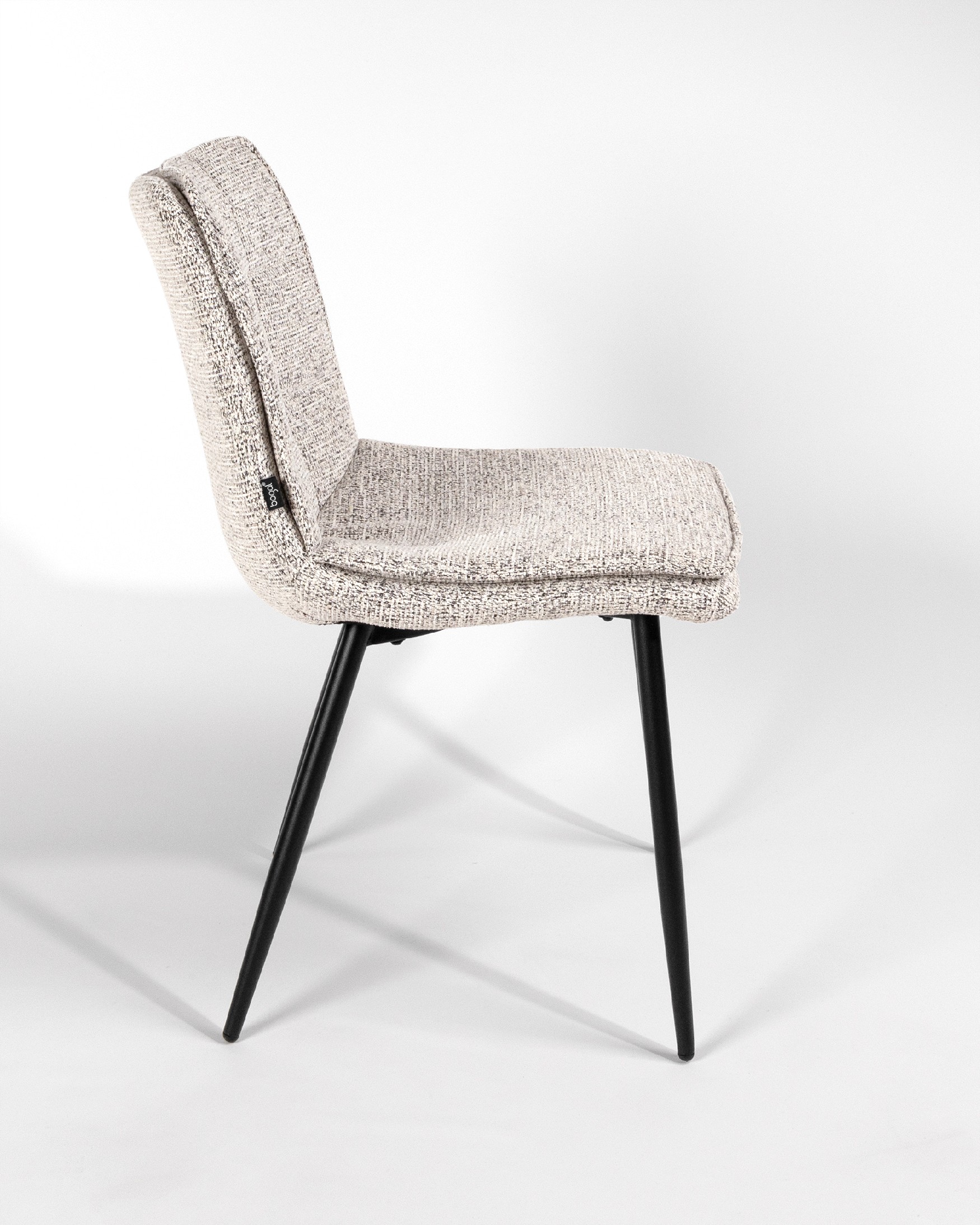 Chaise Parma avec un revêtement marbré et des pieds métalliques noirs