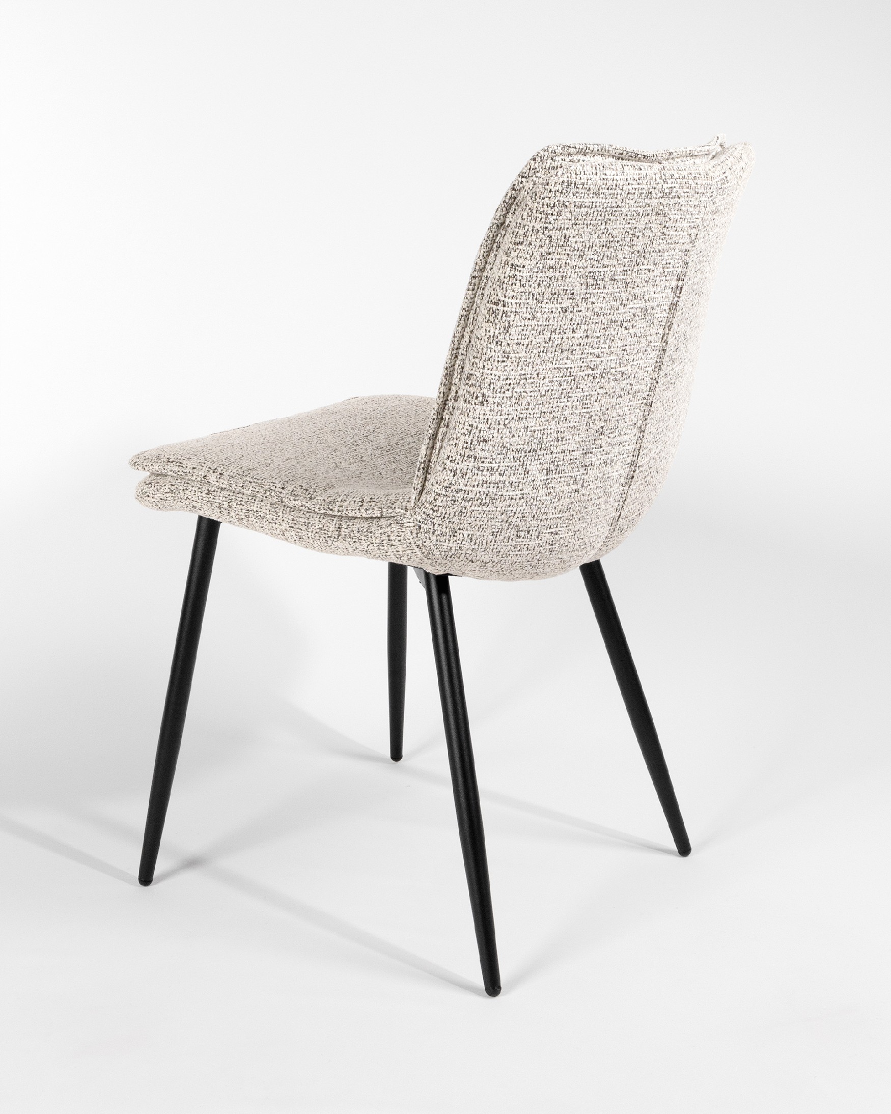 Chaise Parma avec un revêtement marbré et des pieds métalliques noirs