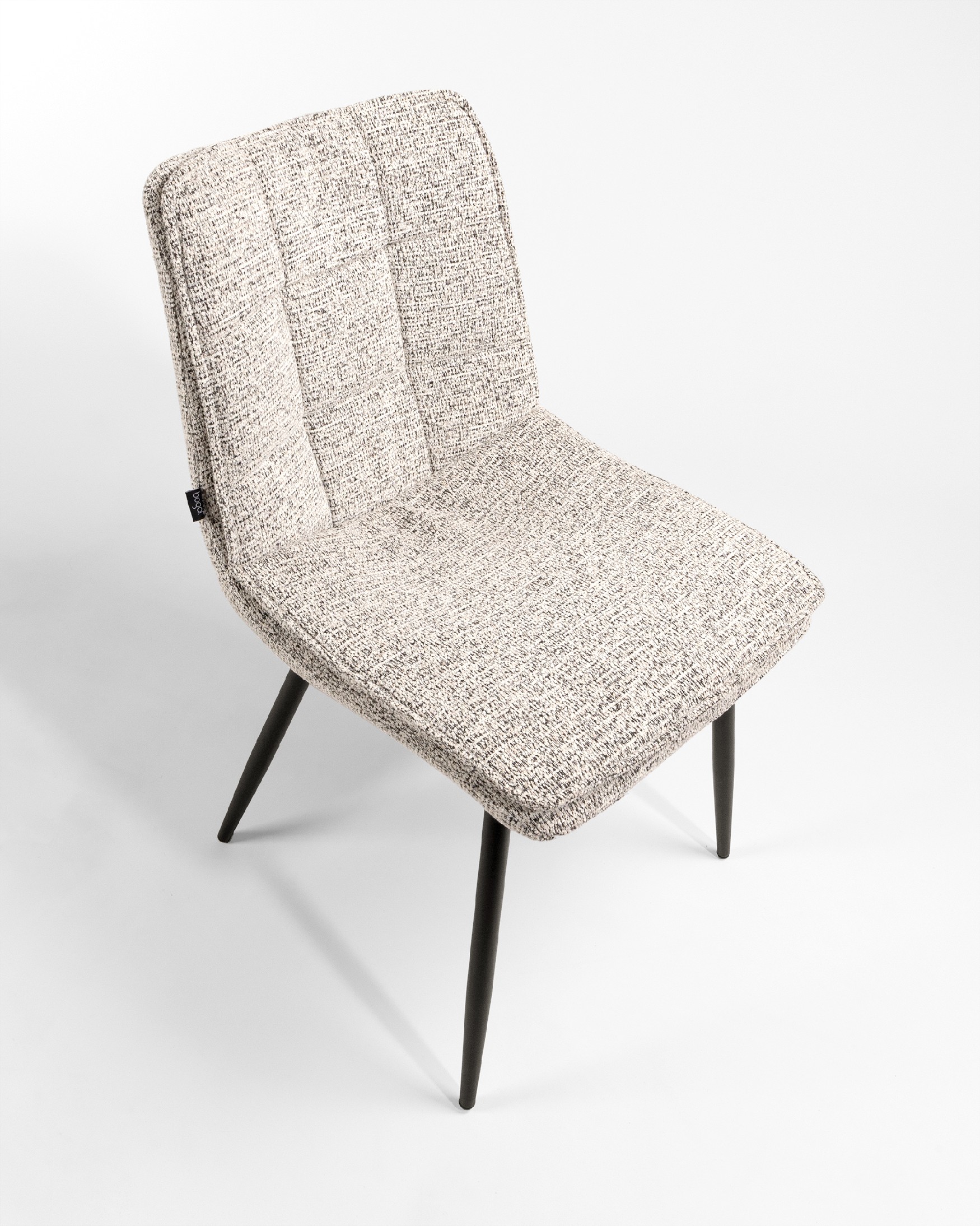 Chaise Parma avec un revêtement marbré et des pieds métalliques noirs