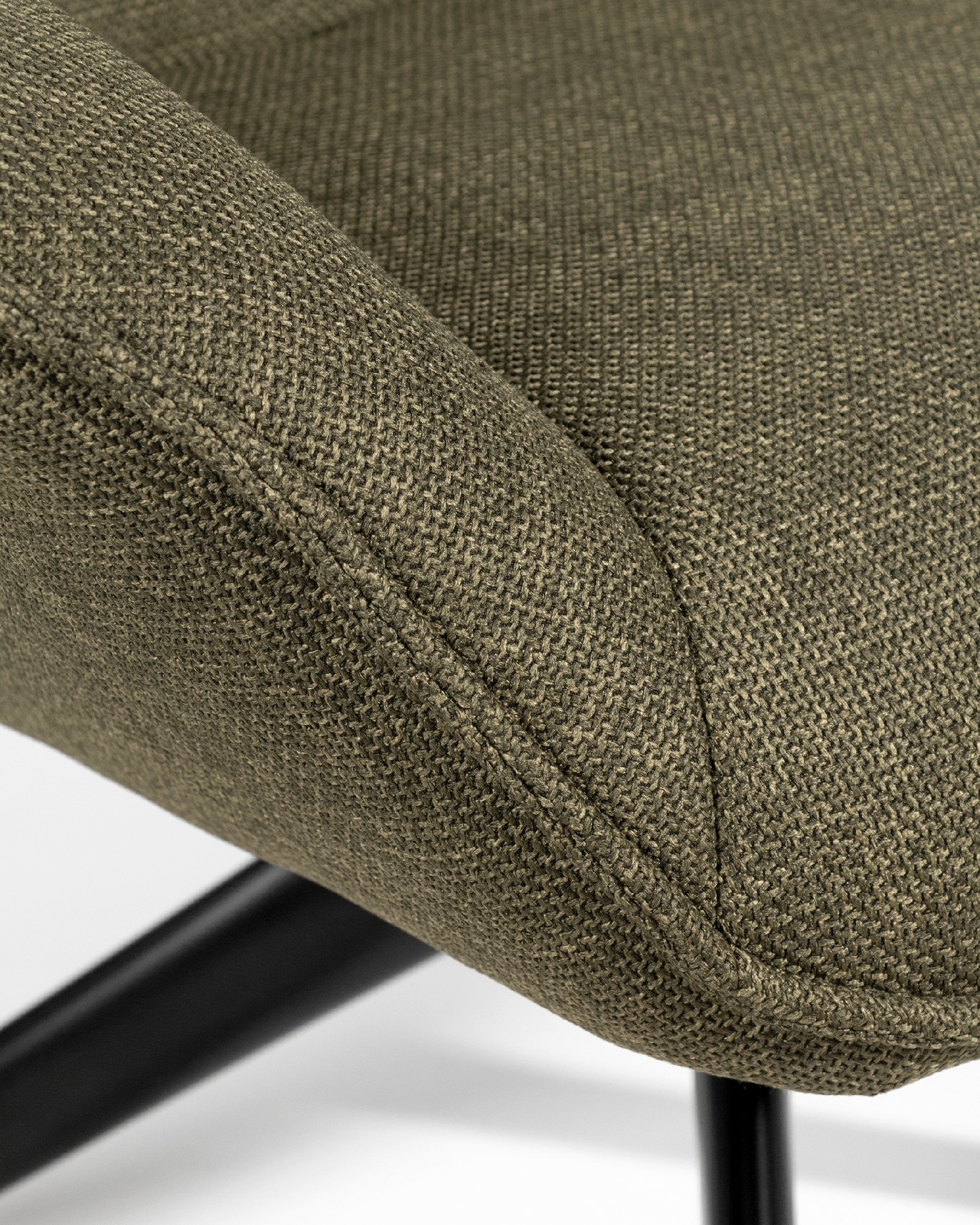 Fauteuil Peonia avec un revêtement vert et des pieds en métal noir