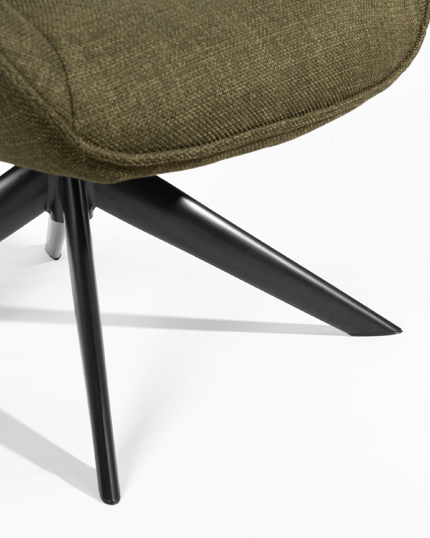 Fauteuil Peonia avec un revêtement vert et des pieds en métal noir