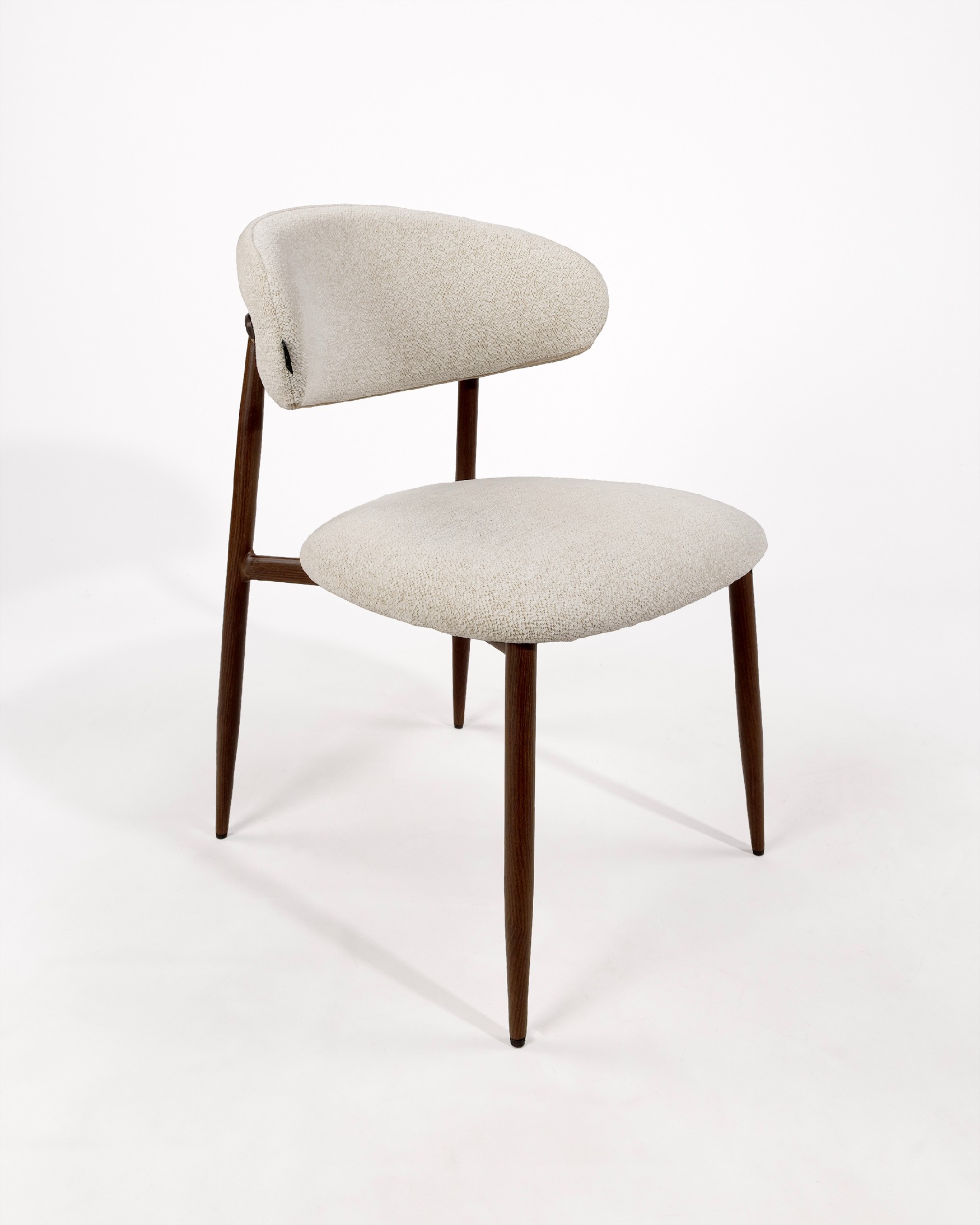 Pereira chair with ivory upholstery and metal structure with wood finish